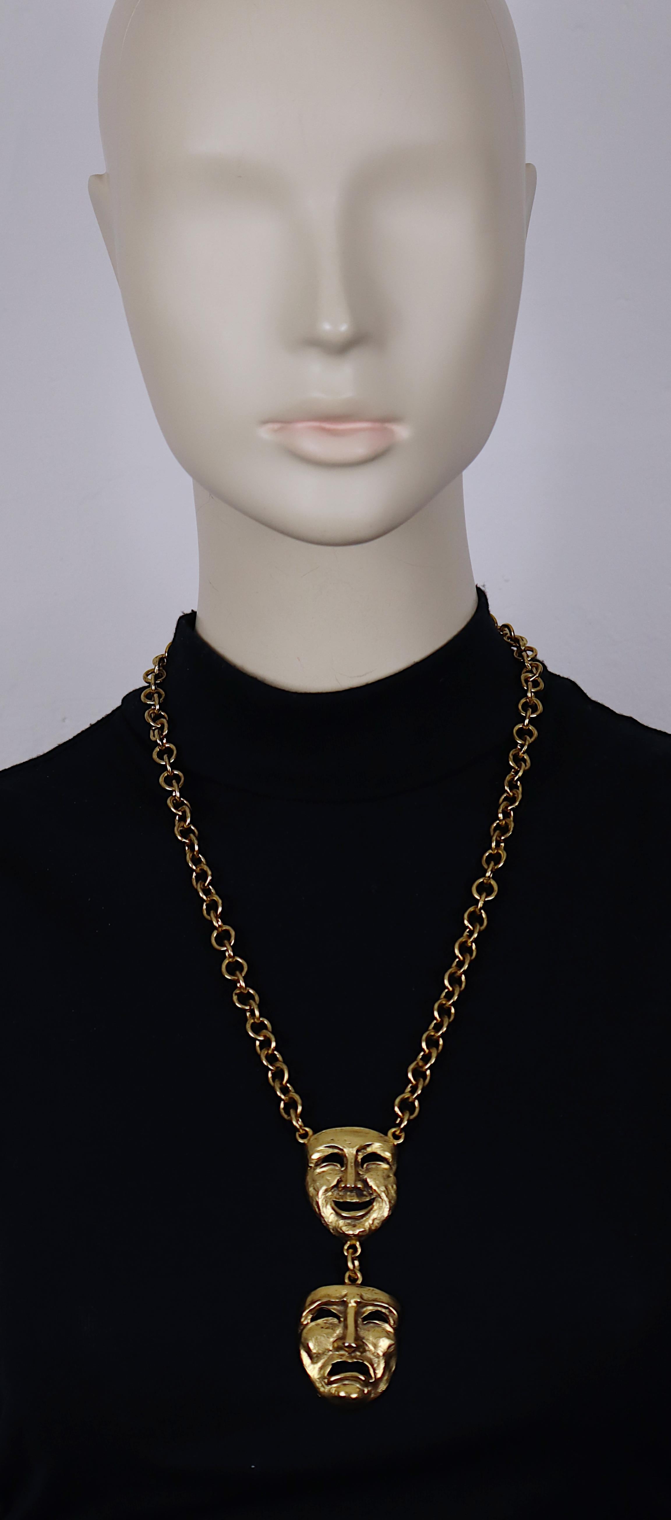 MOSCHINO vintage chain necklace featuring an antiqued gold tone comedy tragedy mask pendant.

Spring clasp closure.

Embossed MOSCHINO.

Indicative measurement : length approx. 57 cm (22.44 inches) / pendant approx. 8.5 cm x 3 cm (3.35 inches x 1.18
