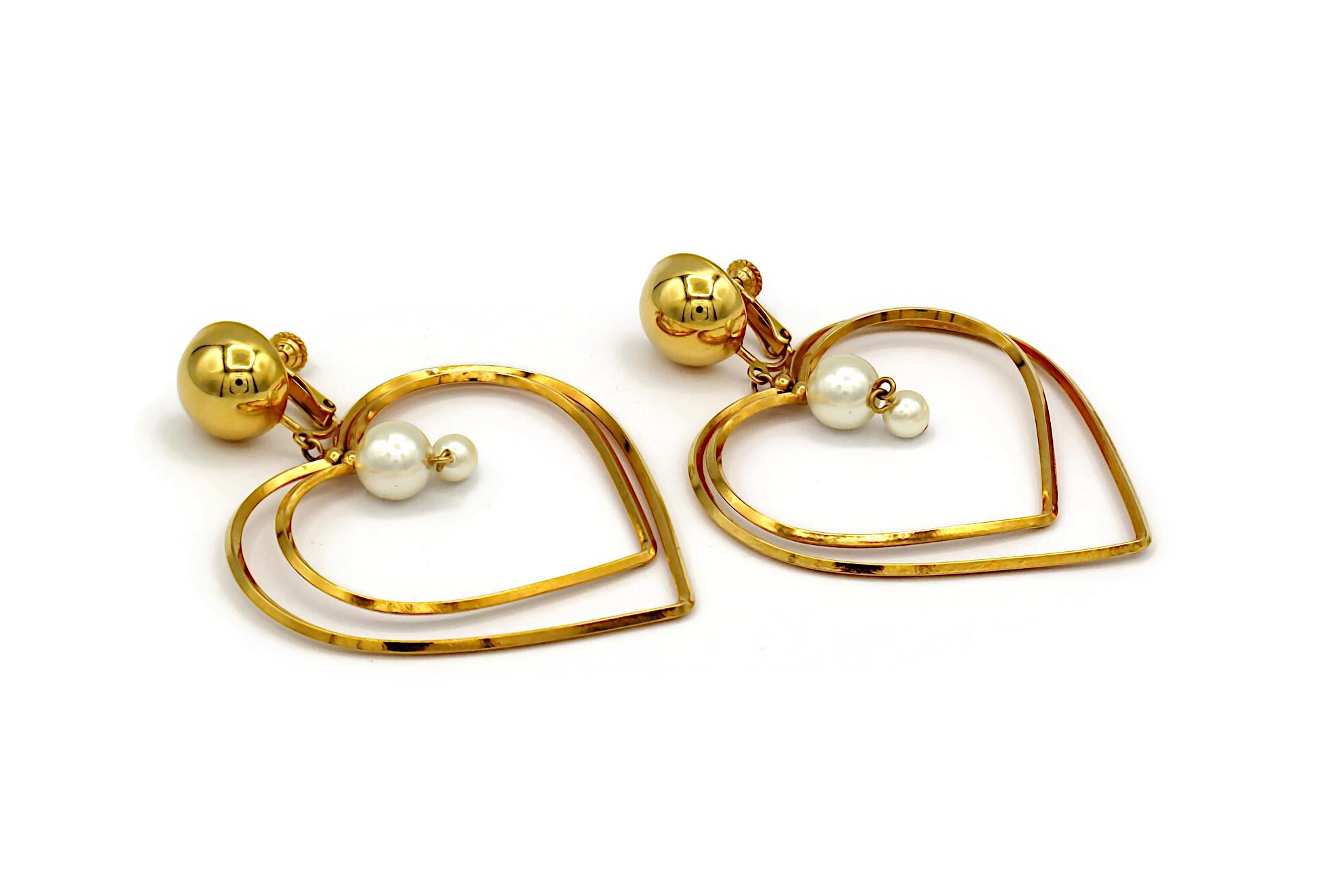 MOSCHINO Vintage Gold Tone Heart & Pearl Dangle Earrings In Good Condition For Sale In Nice, FR