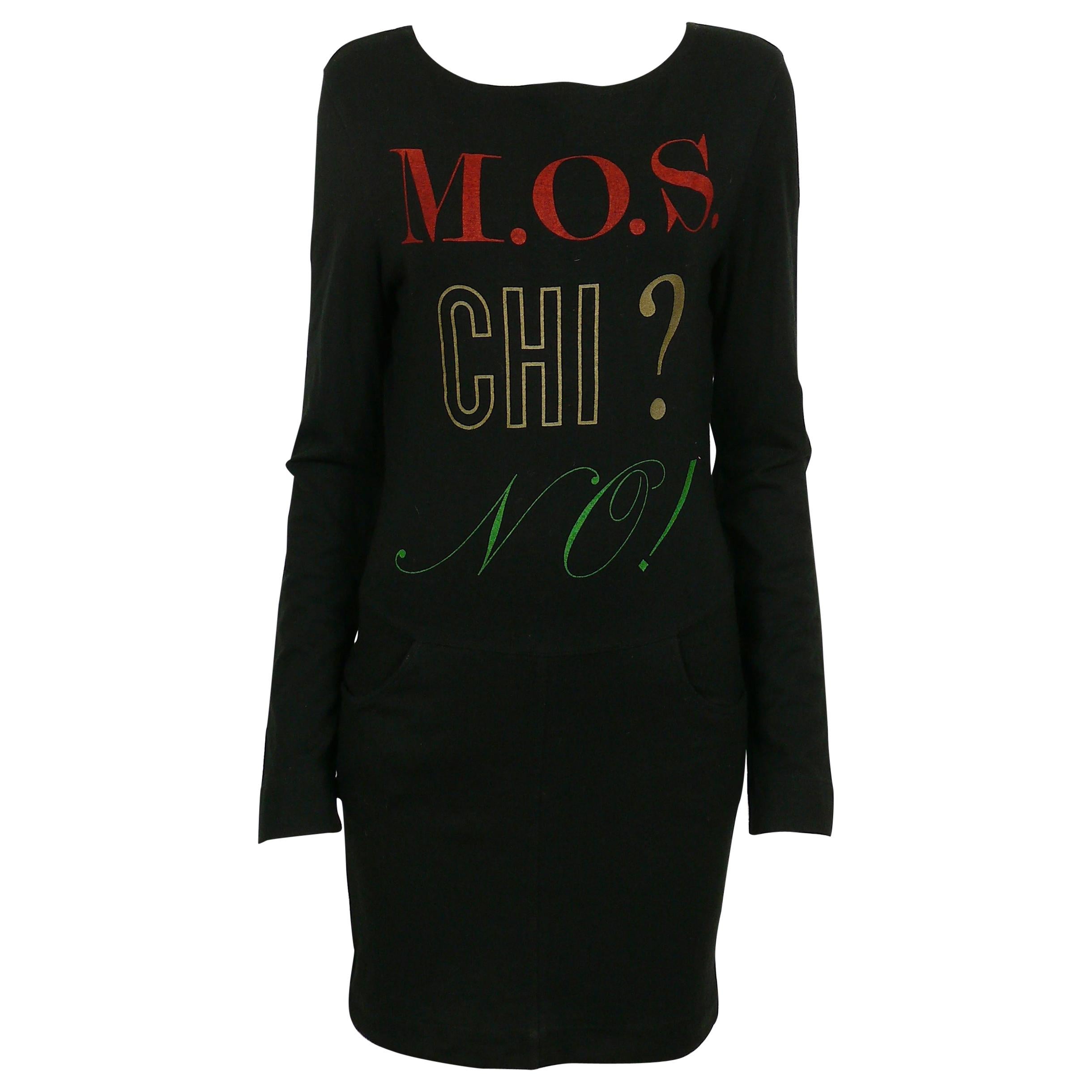 Moschino Vintage Grafikdruck „M.O.S. CHI? NO!"" Mini-Minikleid, US Größe 12 im Angebot