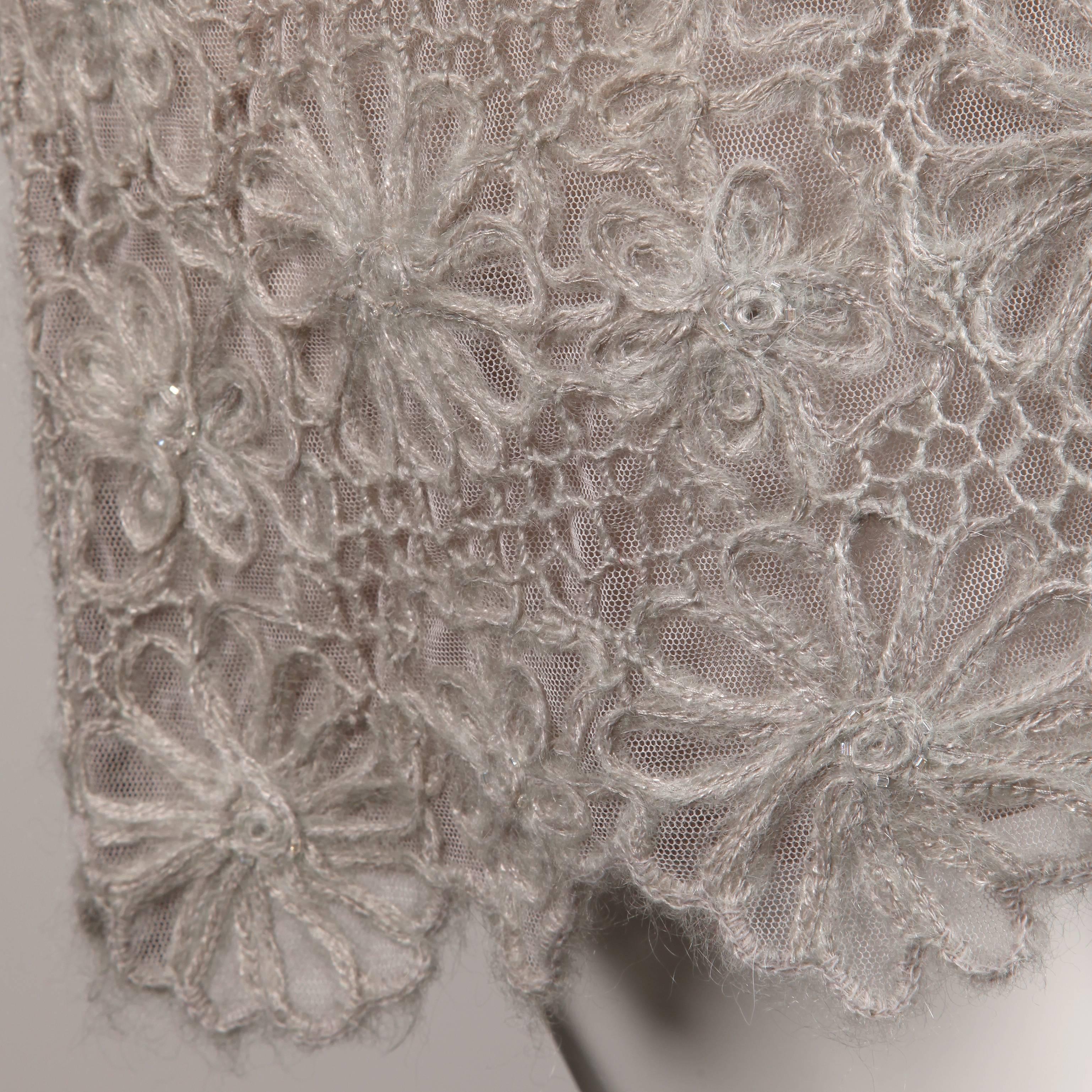 Vestido gris de ganchillo con cuentas de inspiración vintage de los años 60 y enagua a juego de Moschino. La capa superior es transparente si se lleva sin el slip.

Detalles: 

Revestimiento deslizante
Cremallera lateral con cierre de gancho