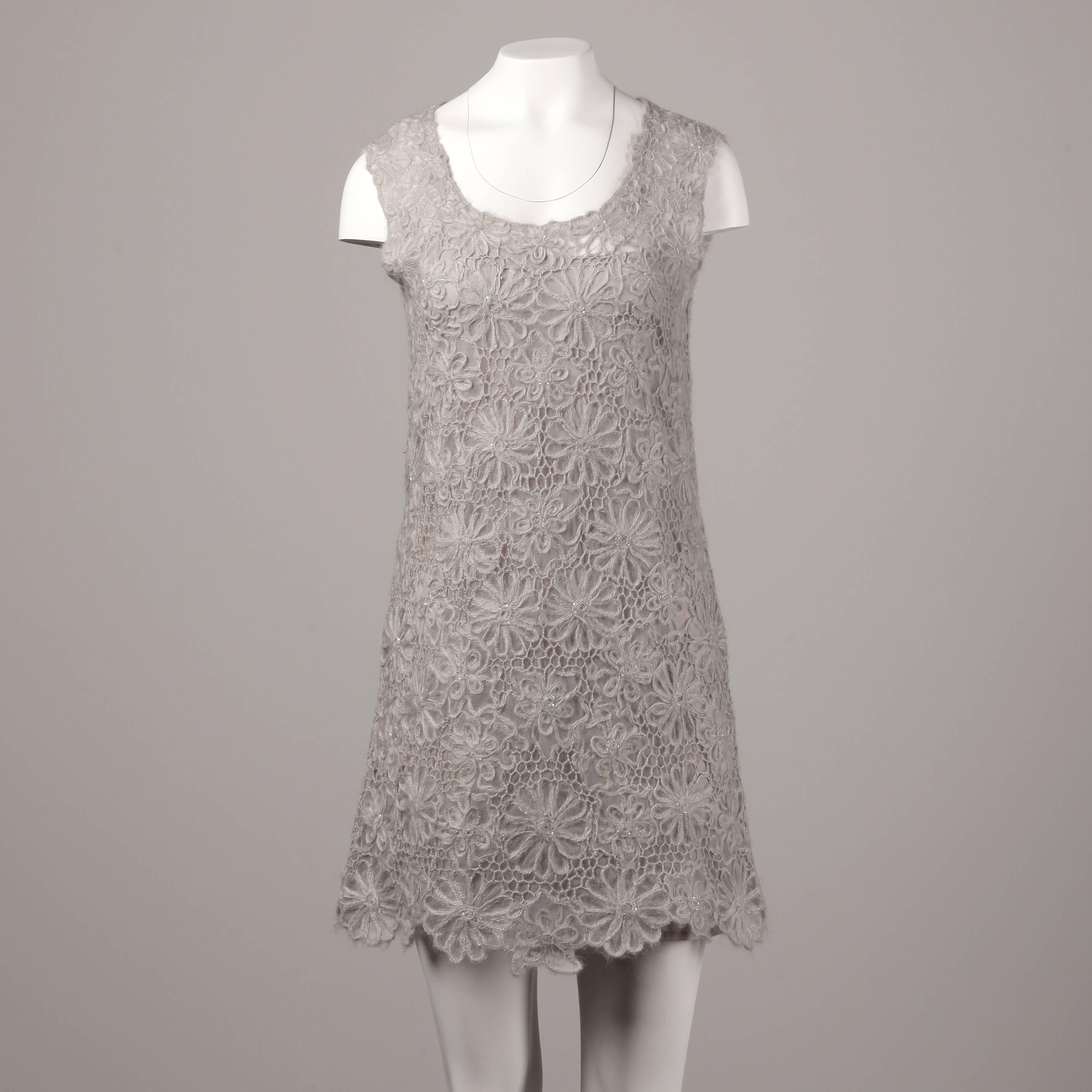 Moschino Vintage Gris Vestido de Encaje de Crochet con Cuentas, Años 90 en Excelente estado para la venta en Sparks, NV