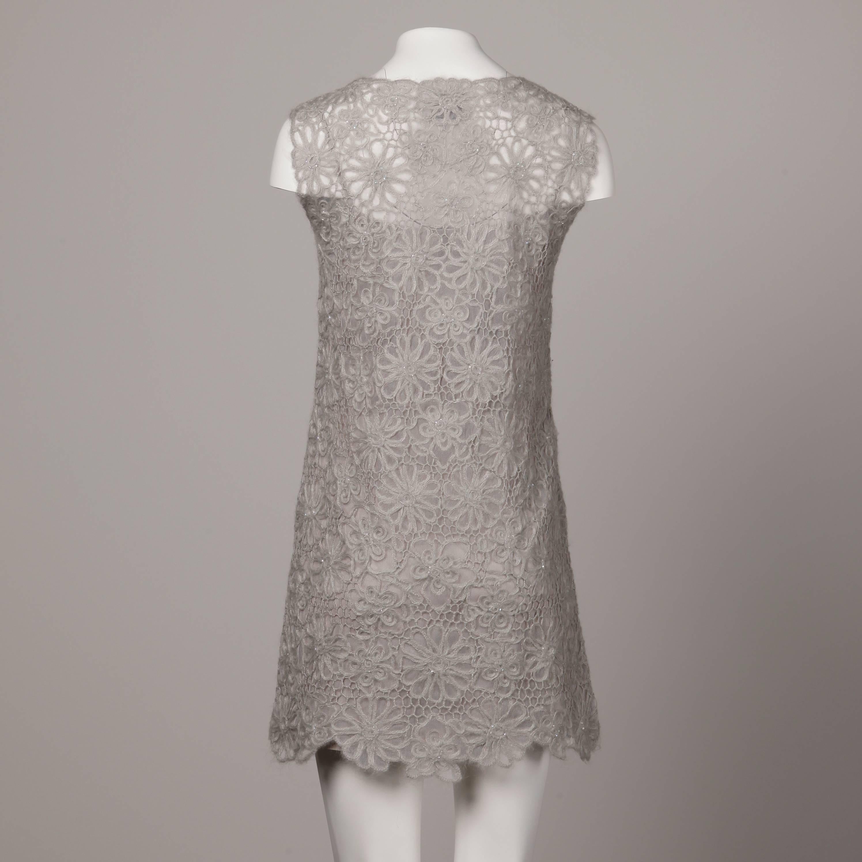 Moschino Vintage Gris Vestido de Encaje de Crochet con Cuentas, Años 90 en venta 1