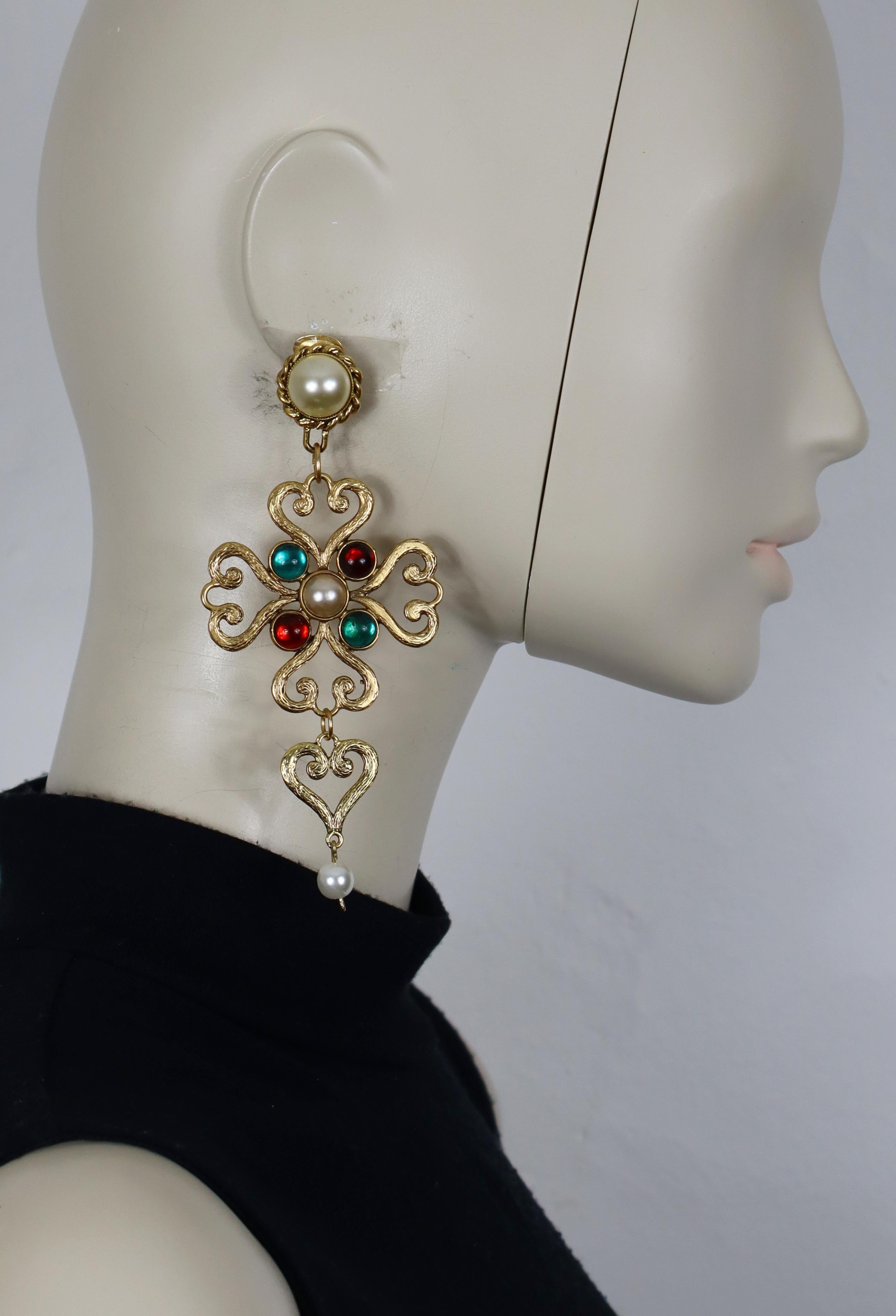 MOSCHINO vintage antiqued and textured gold tone dangling earrings (clip-on) featuring hearts, embellished with red/green glass cabochons and acrylic faux pearls.

Embossed MOSCHINO.

Indicative measurements : max. height approx. 12 cm (4.72 inches)