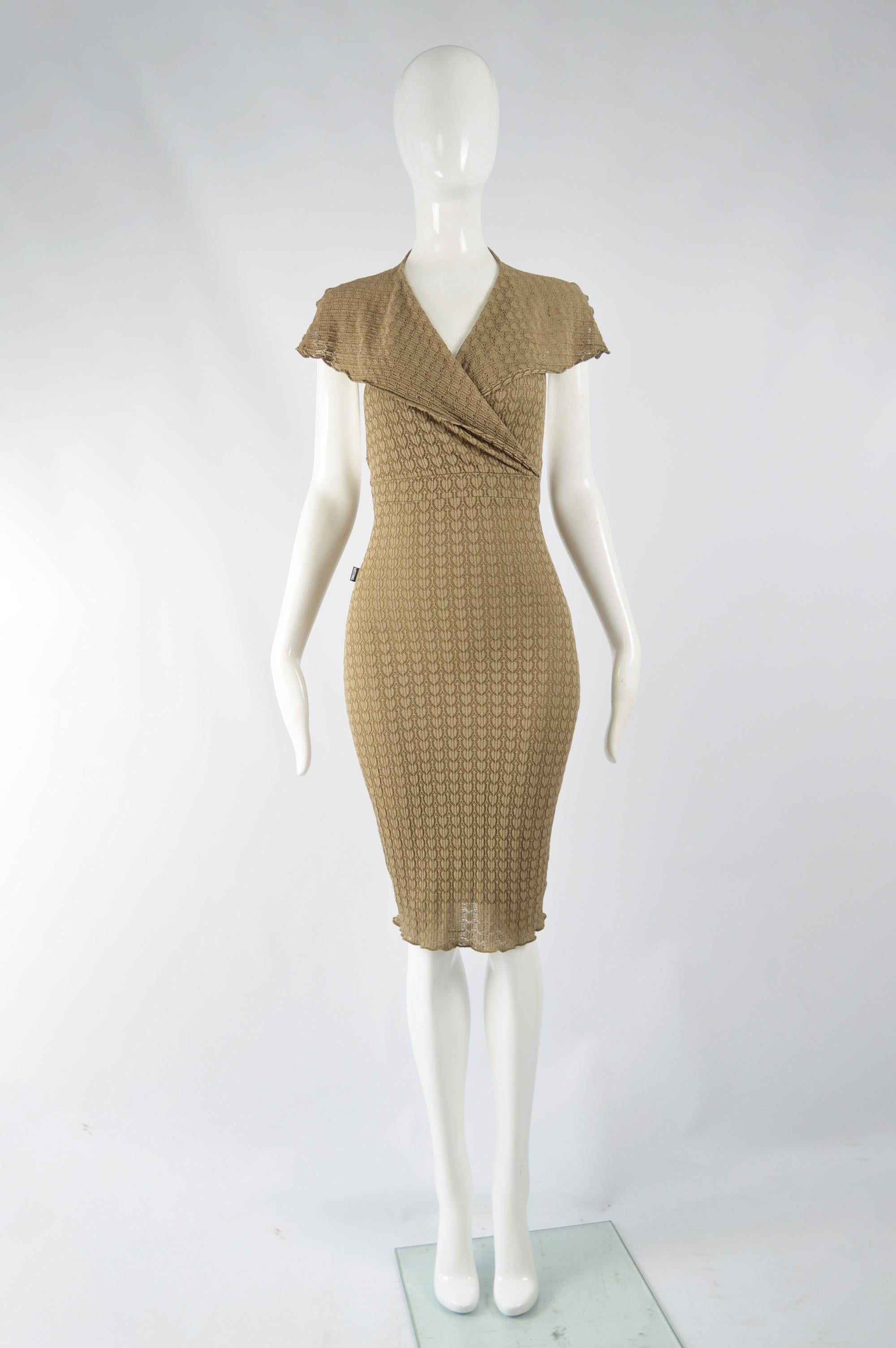 A fabulous vintage womens Moschino bodycon dress from the 90s. In a brown, stretch crochet / knit fabric in the shape of little hearts with an interesting crossover front and backless design.  Perfect for a party. 

Size: Marked I 40 / US 6 / F 36 /