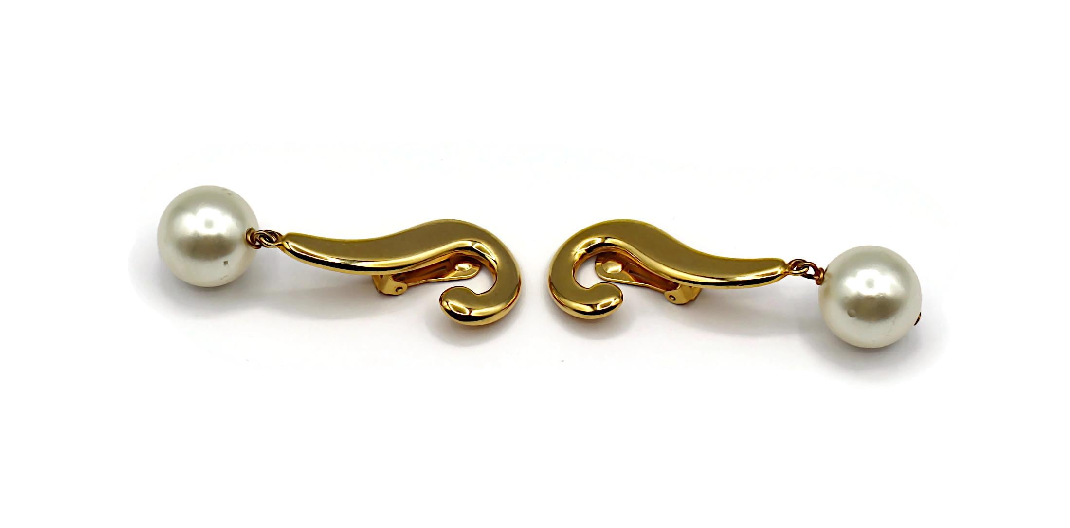 MOSCHINO Vintage Iconic Question Mark Dangling Earrings In Good Condition For Sale In Nice, FR