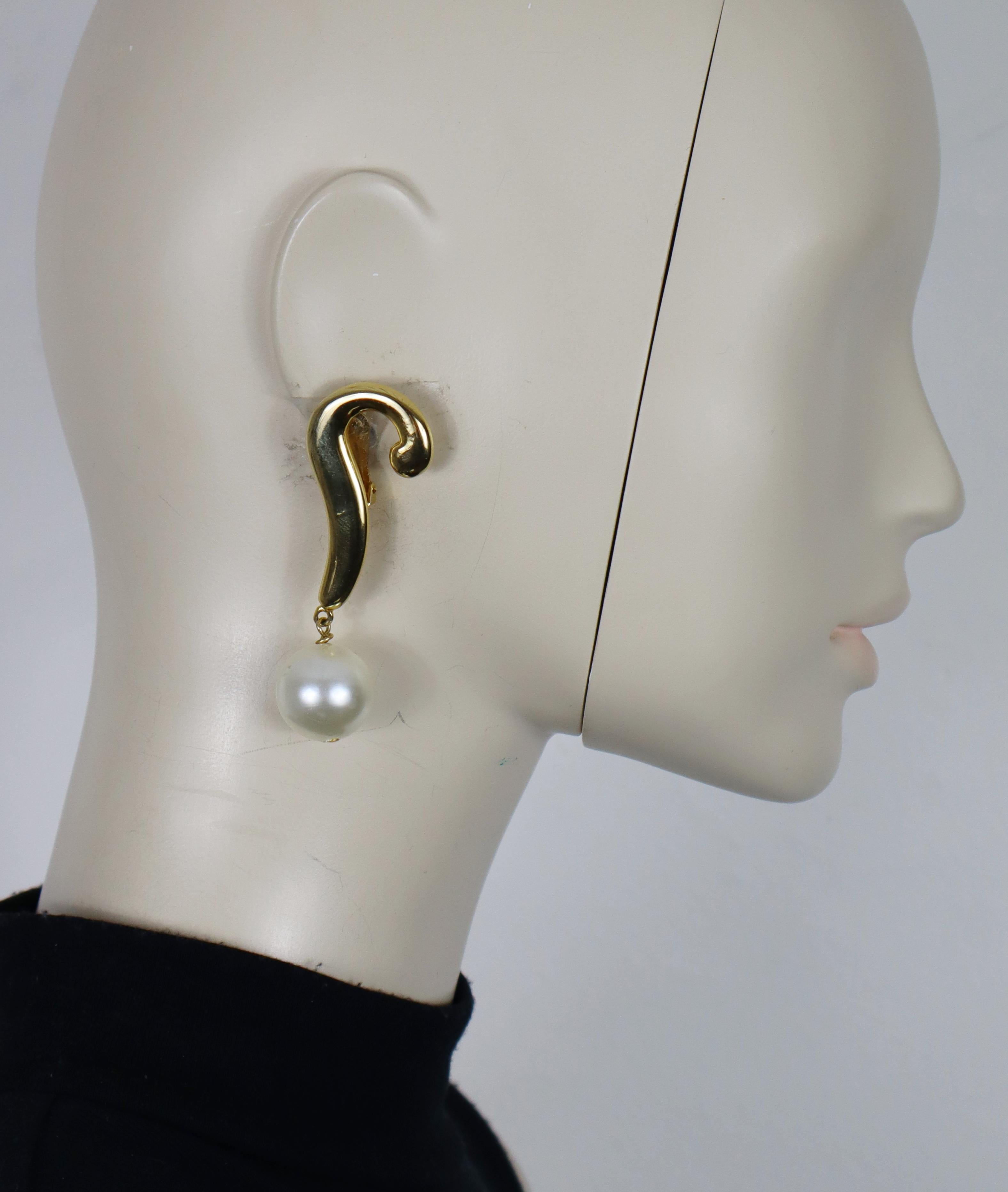MOSCHINO vintage iconic gold tone question mark dangling earrings (clip-on) embellished with a large resin faux pearl.

Embossed MOSCHINO.

Indicative measurements : max. height approx. 7.3 cm (2.87 inches) / max. width approx. 2.5 cm (0.98