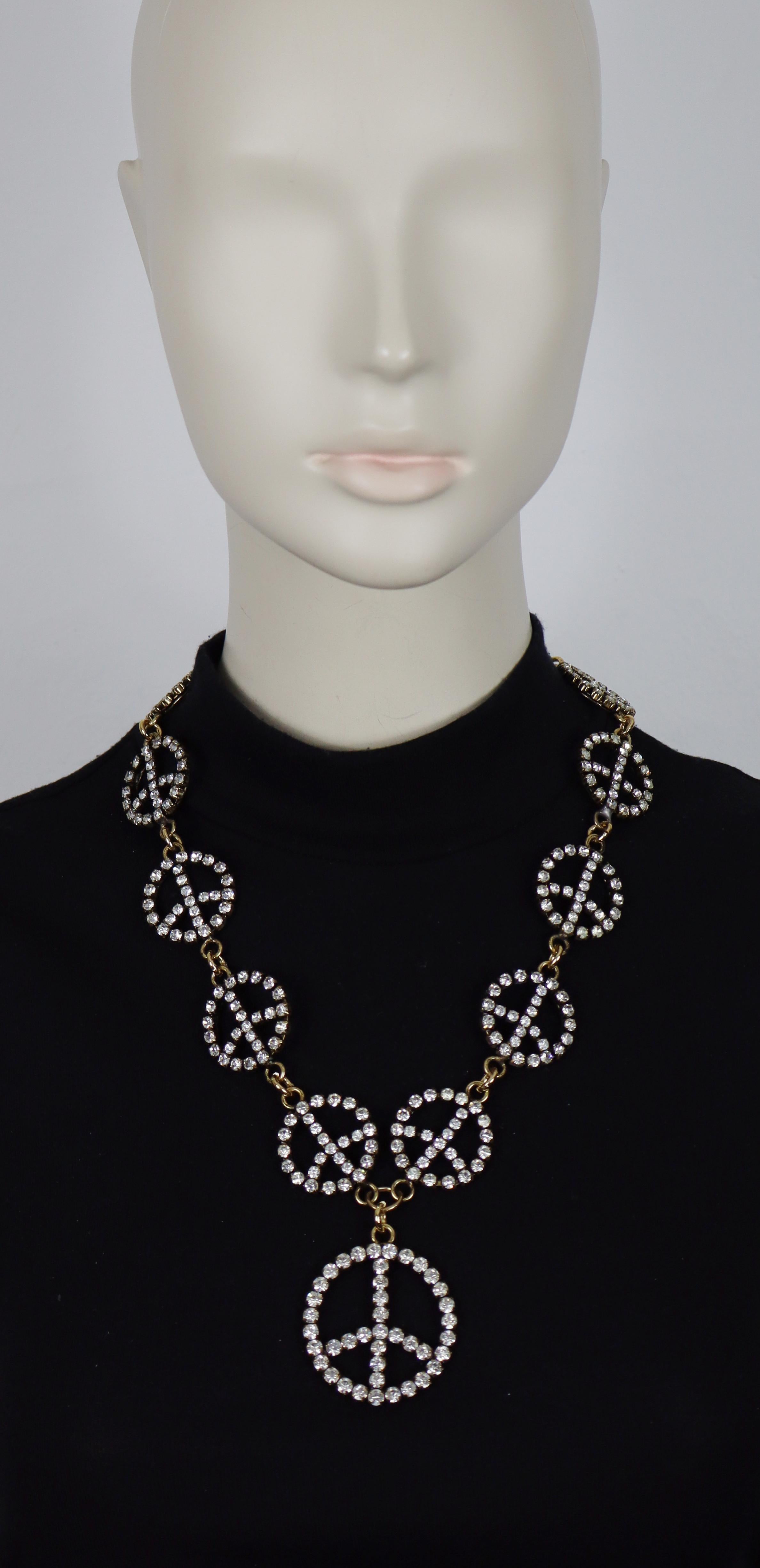 Collana Moschino in tonalità oro anticato con maglie Jewell a forma di segno della pace e un ciondolo a forma di segno della pace.

Chiusura ad anello.

MOSCHINO in rilievo.

Misure indicative: lunghezza circa 56 cm (22,05 pollici) / diametro delle