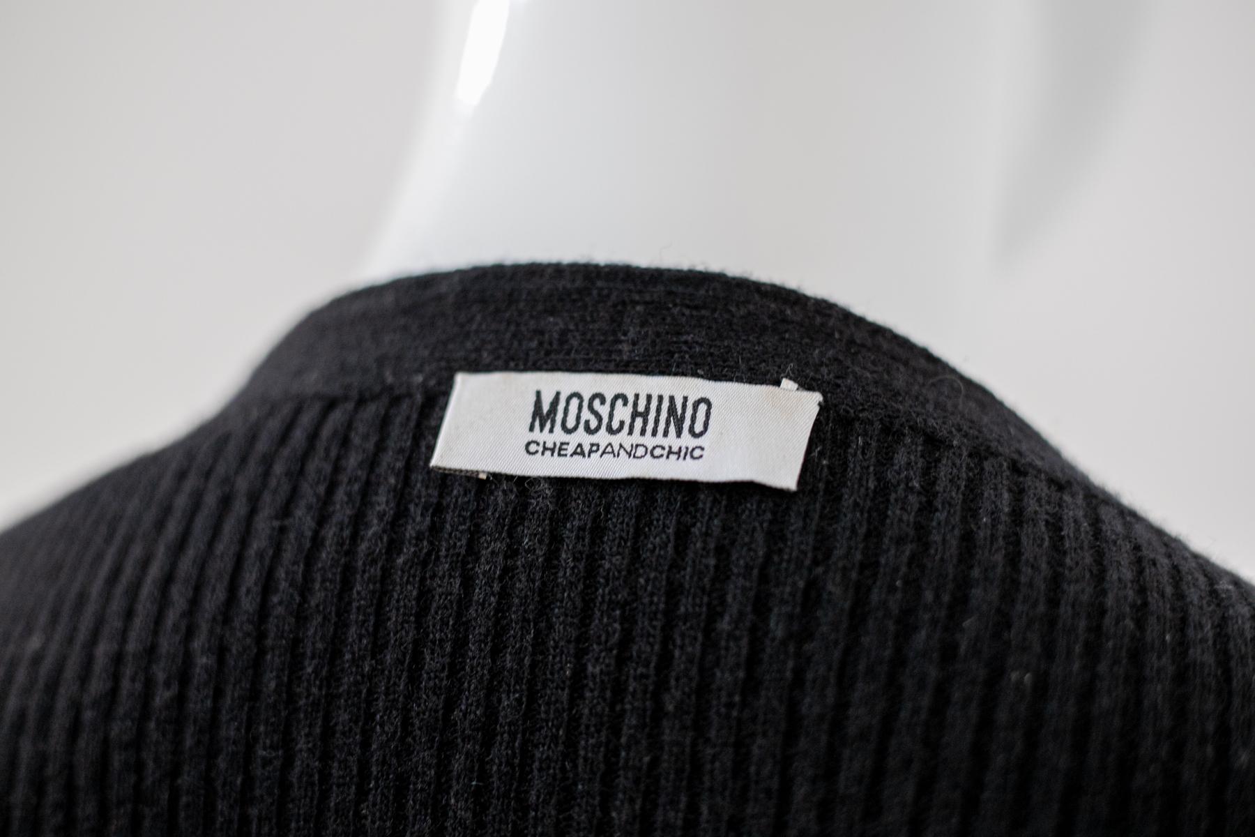 Gorgeous Moschino wool long sleeve t-shirt from the 1990s, made in Italy.
The shirt is very simple, very close-fitting, reaching to navel height. The uniqueness of this shirt is in the deep V-neckline: decorated with silver flowers created with