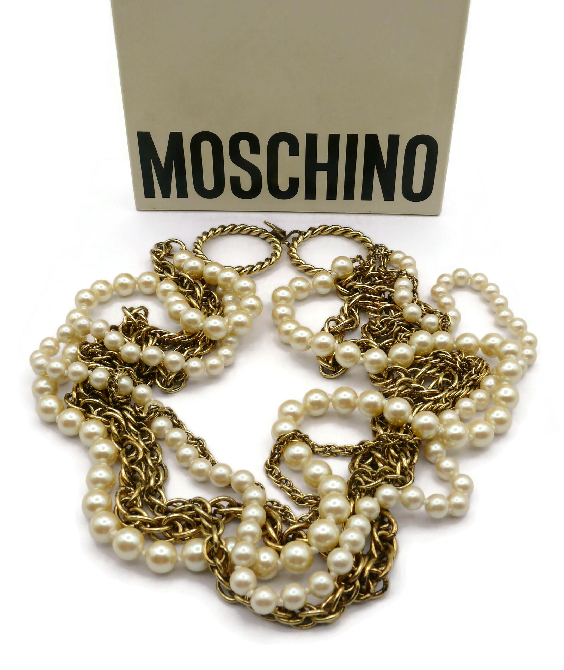 MOSCHINO vintage multi-strand gold tone chain and faux pearl necklace.

Hook clasp closure.

Embossed MOSCHINO.

Indicative measurement : length approx. 76 cm (29.92 inches).

Material : Gold tone metal hardware / Faux pearls.

Comes with the