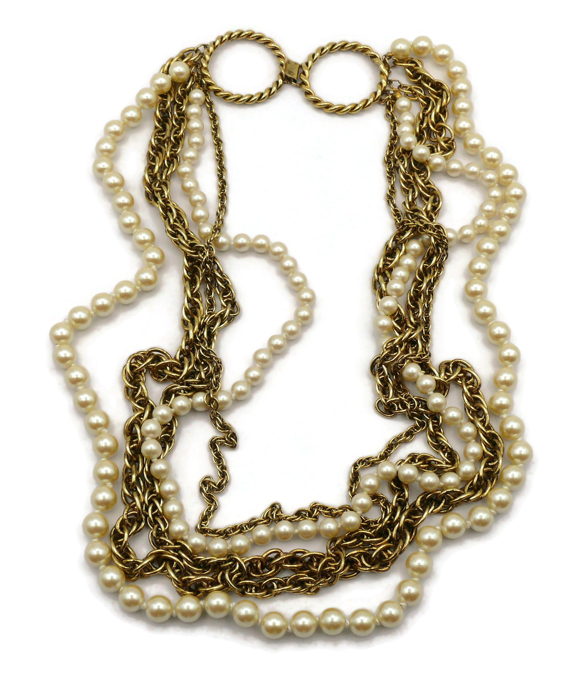 MOSCHINO Vintage Mehrreihige goldfarbene Vintage-Halskette mit Kette und Perlen-Halskette im Zustand „Gut“ im Angebot in Nice, FR