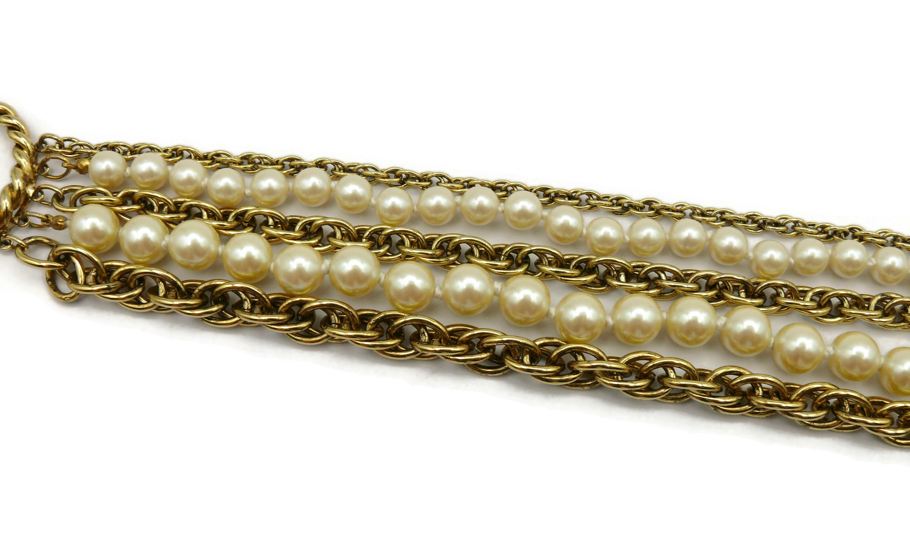 MOSCHINO Vintage Mehrreihige goldfarbene Vintage-Halskette mit Kette und Perlen-Halskette im Angebot 1
