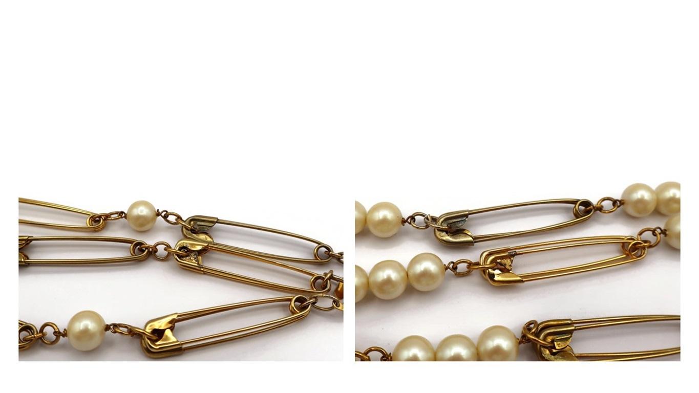 MOSCHINO Collier de sécurité multibrins de couleur or et perles en vente 13