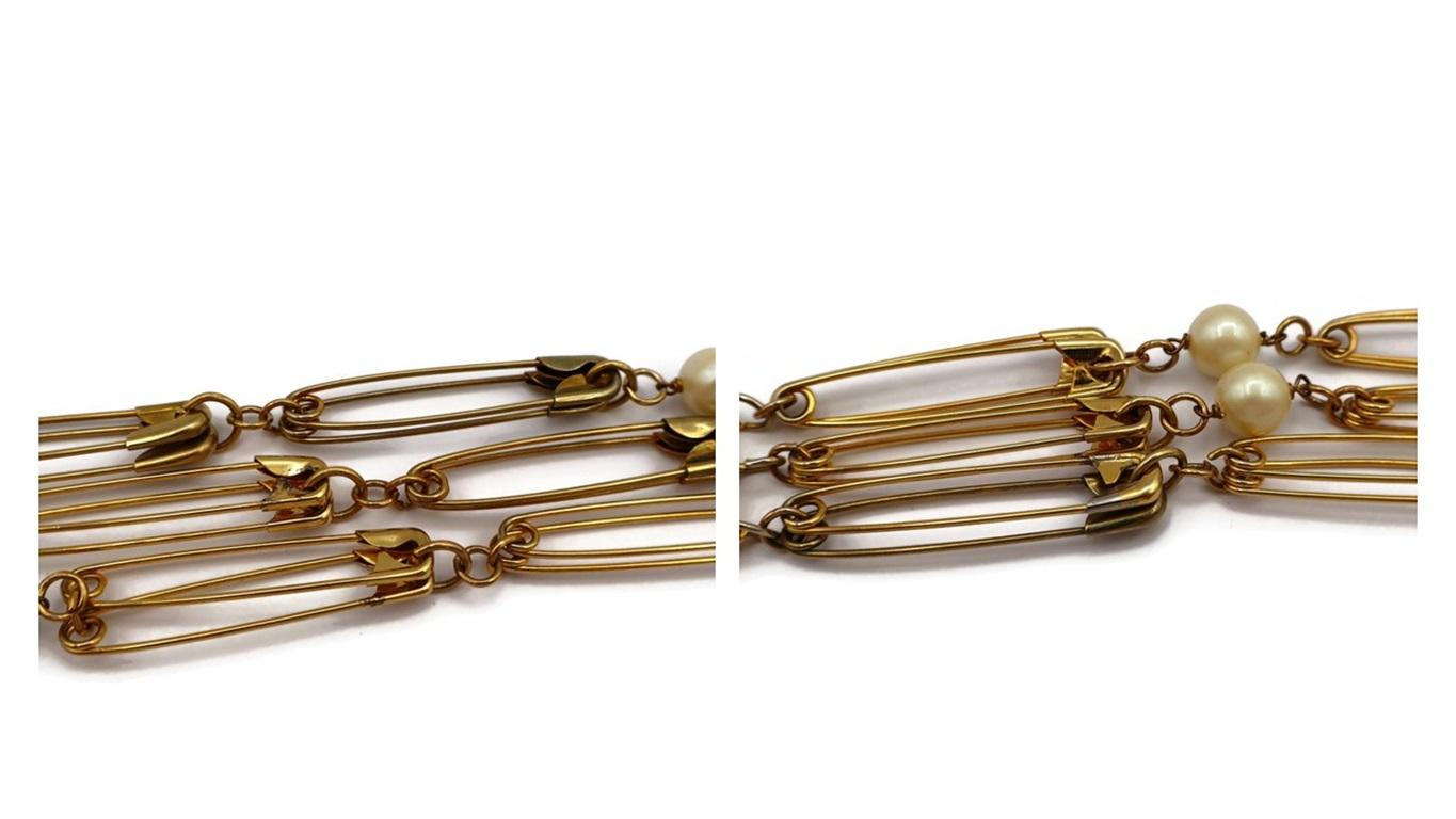 MOSCHINO Collier de sécurité multibrins de couleur or et perles en vente 14