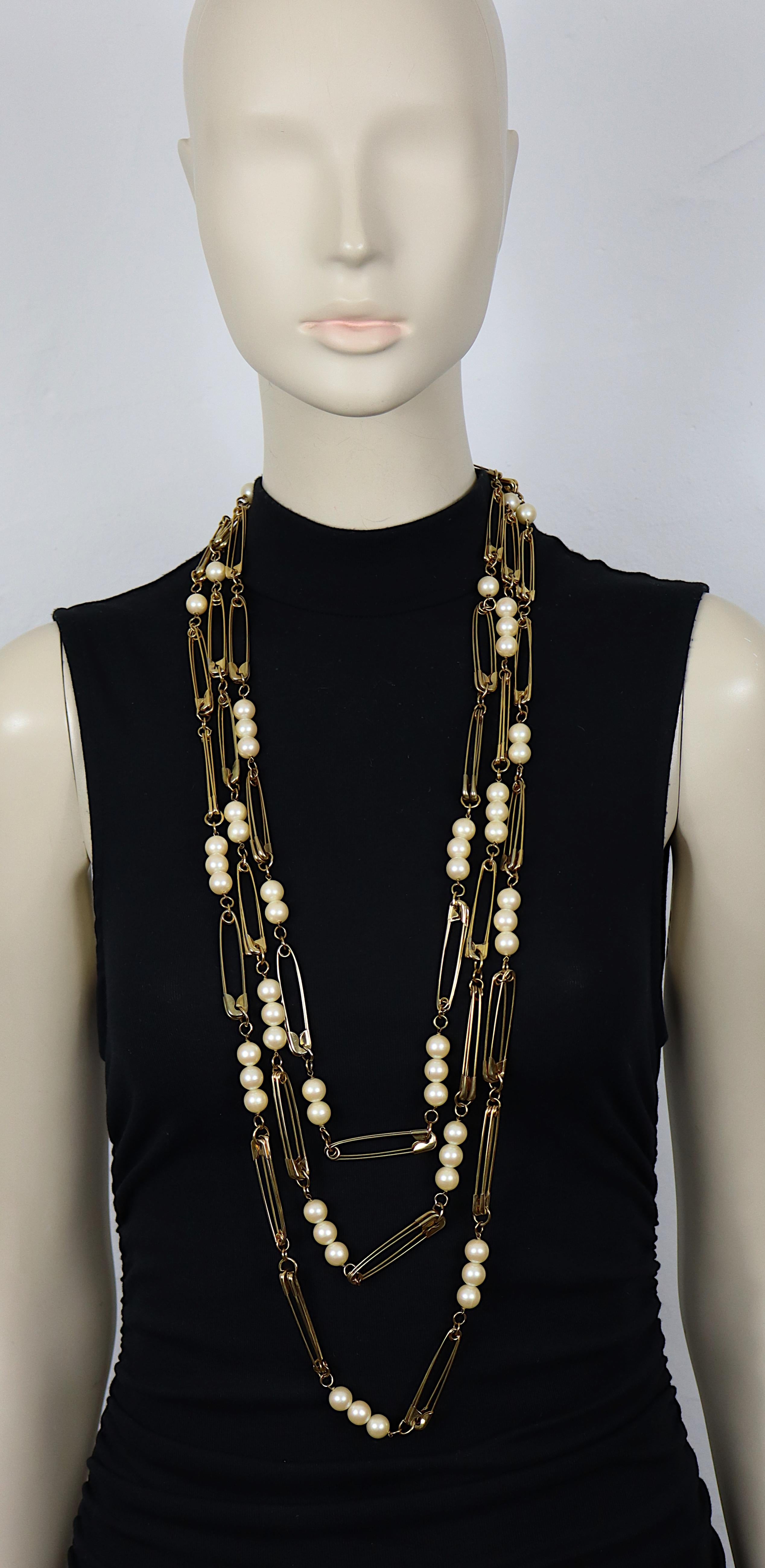 MOSCHINO vintage rare collier en ton or comprenant 3 brins d'épingles à nourrice alternant avec des fausses perles en résine.

Fermoir en forme de boîte.

Embossé MOSCHINO.

Mesure indicative : longueur environ 84 cm (33.07 inches) / avec épingle à