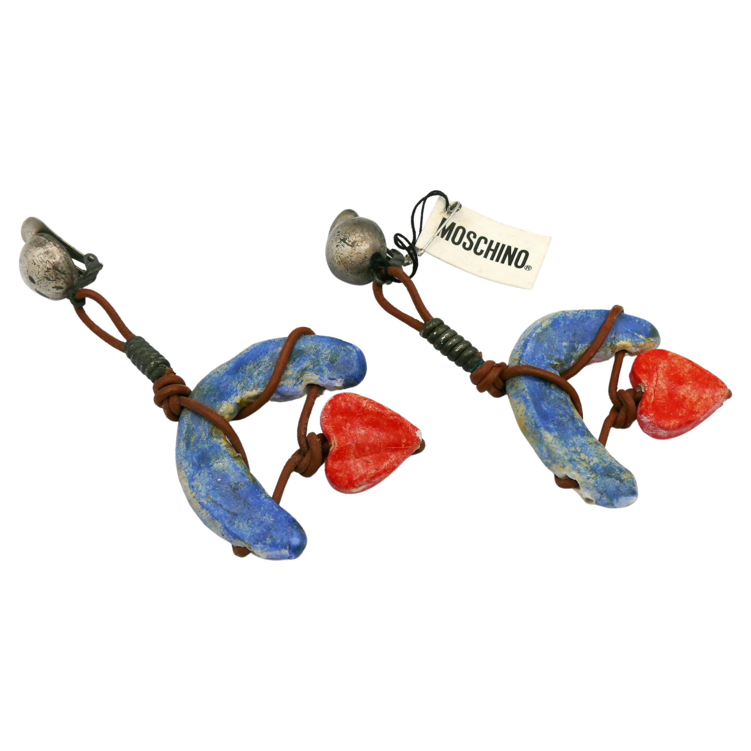 MOSCHINO Vintage-Ohrringe aus Pappmaché mit baumelndem Herz