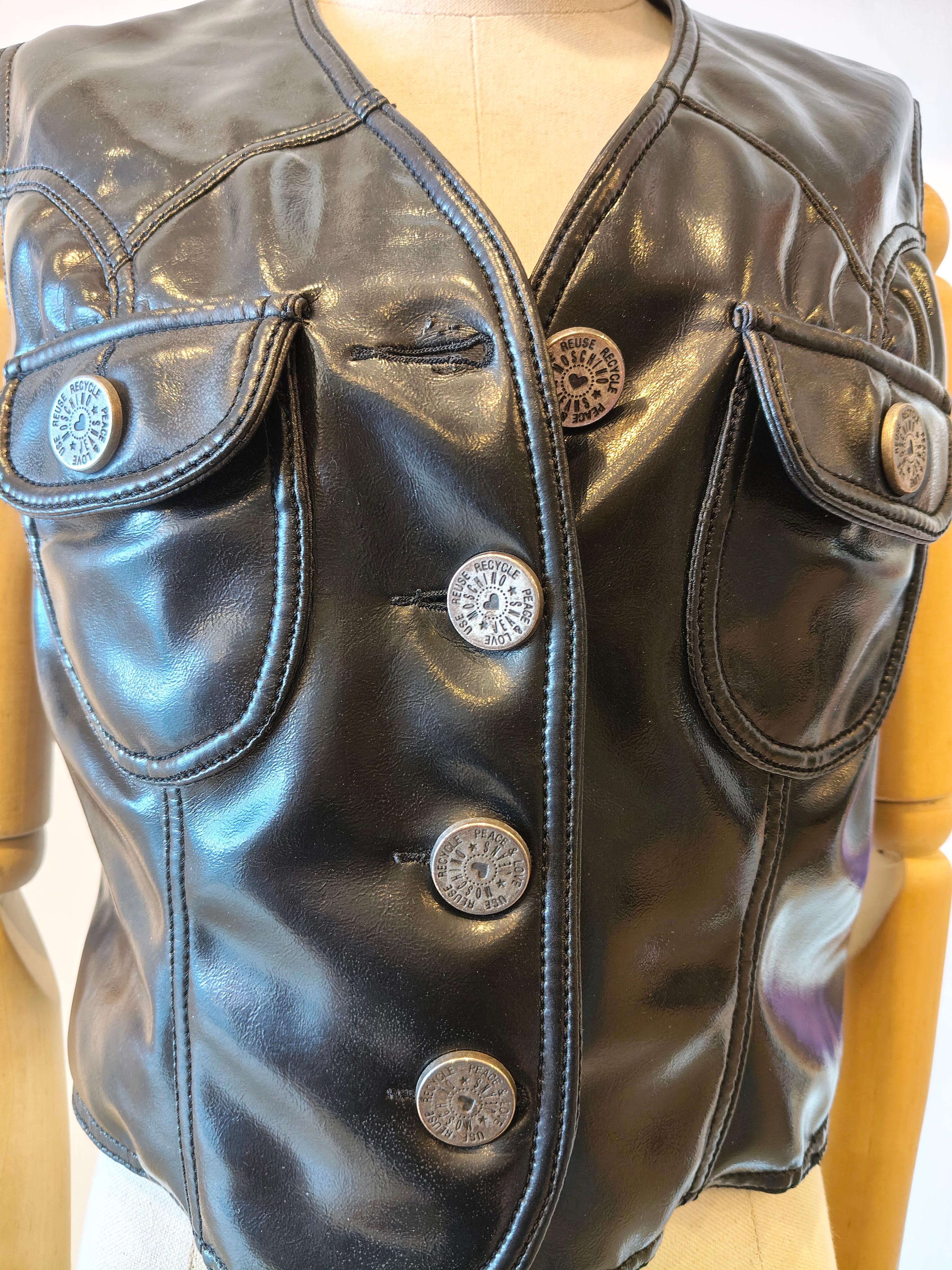 Moschino vintage noir, meilleur modèle agrémenté de boutons argentés
Totalement fabriqué en Italie en taille 46