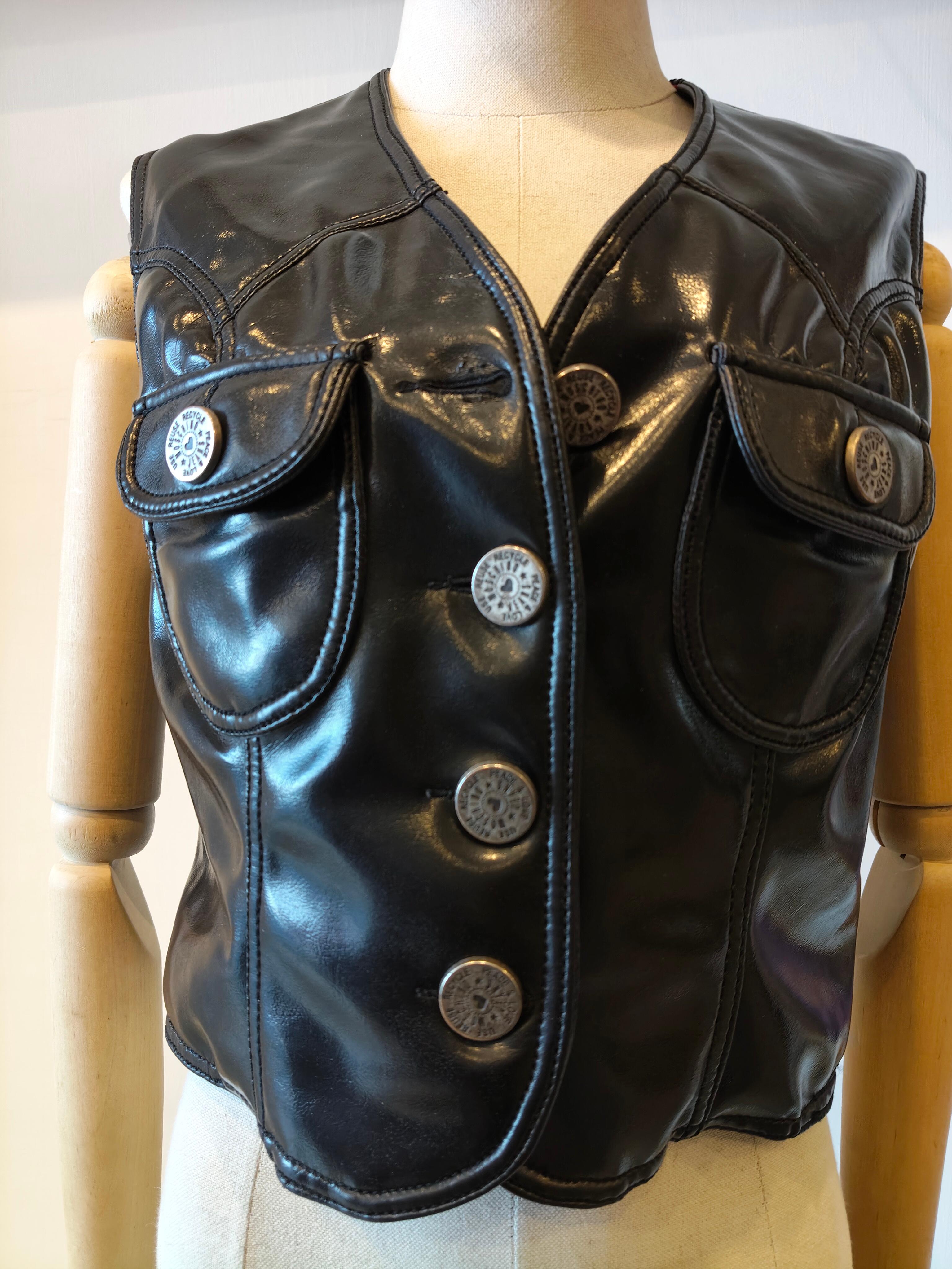 Noir Gilet en cuir verni vintage Moschino en vente