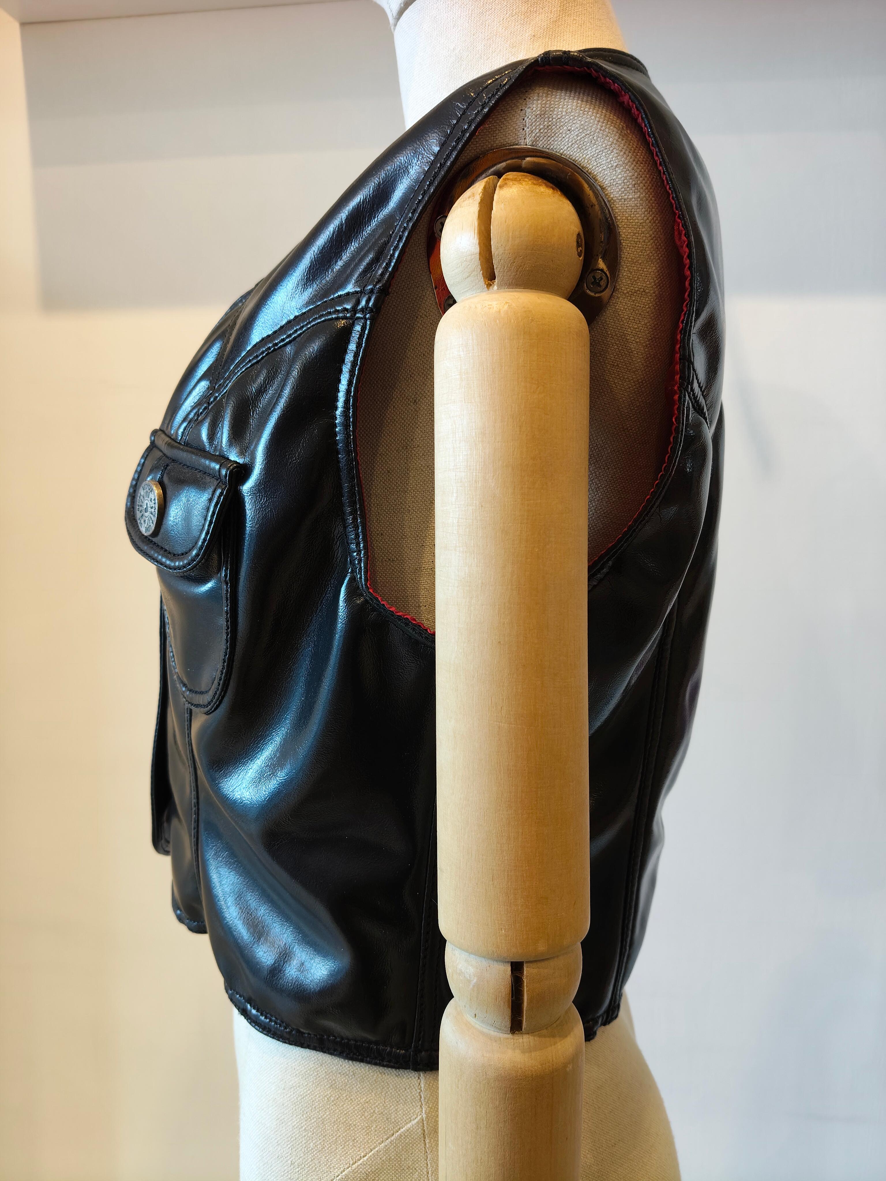 Gilet en cuir verni vintage Moschino Unisexe en vente