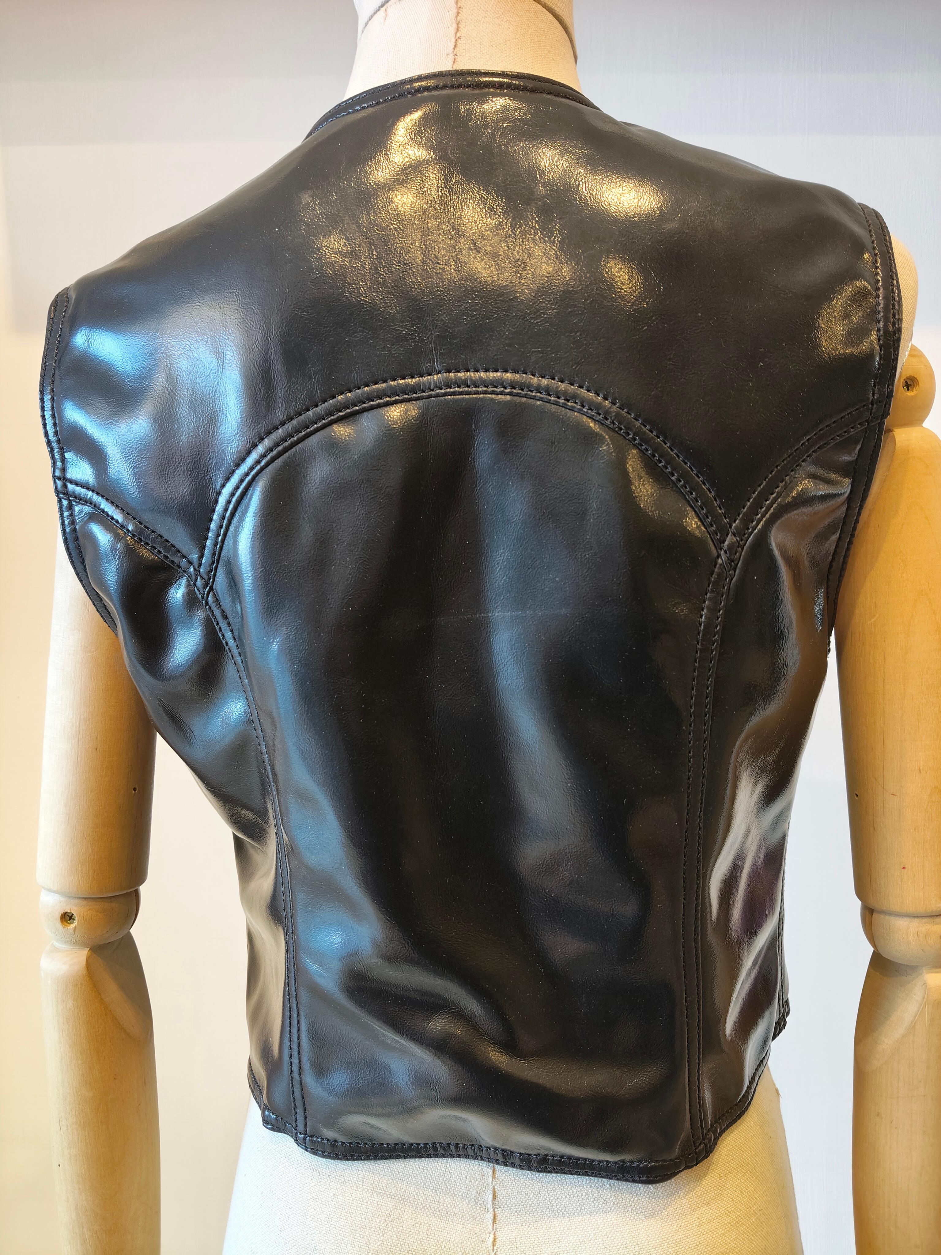Gilet en cuir verni vintage Moschino en vente 1