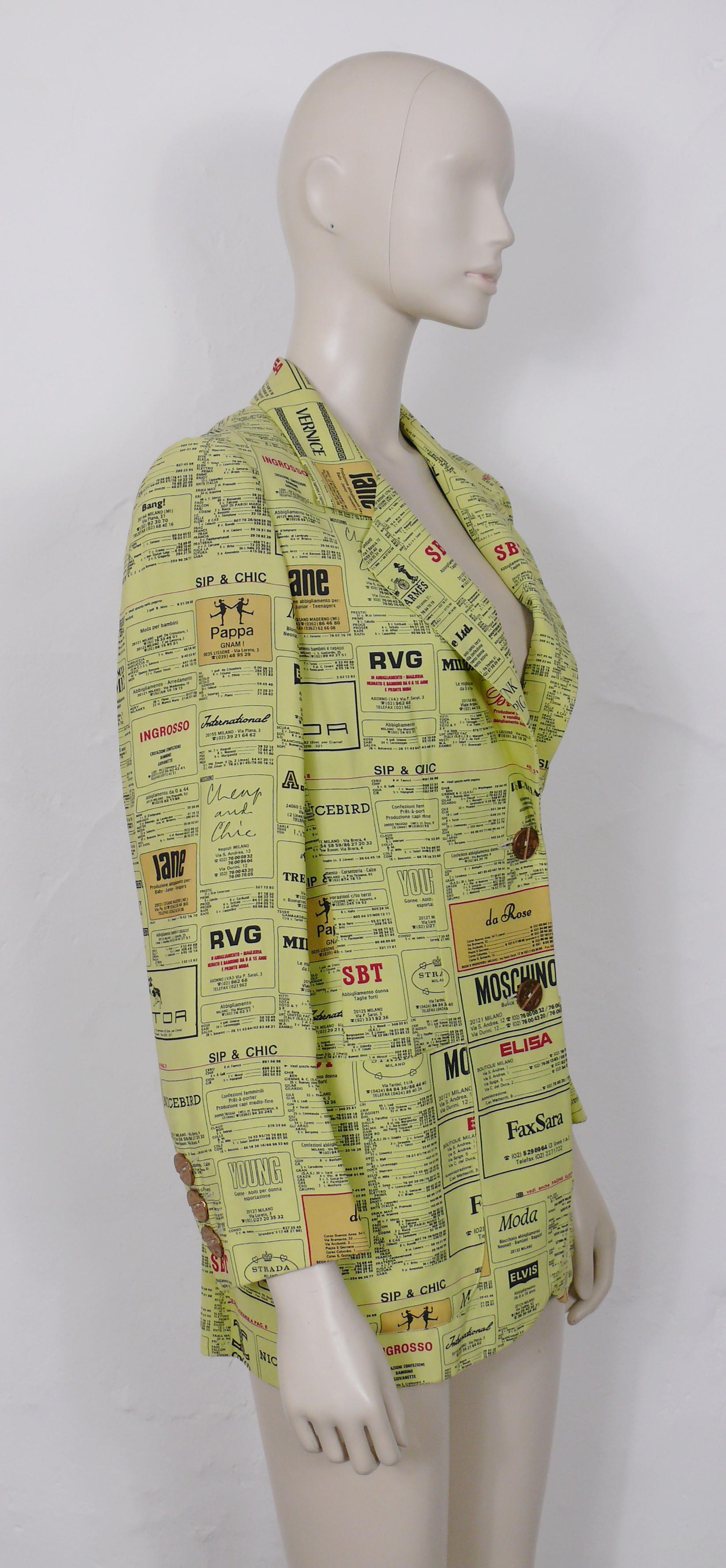 MOSCHINO Vintage-Jacke mit bedruckten gelben Seiten.

Diese Jacke verfügt über Werbeseiten aus dem Mailänder Telefonverzeichnis mit Logos von Modehäusern wie HERMES (hier CHARMES) und MAX MARA (die als FAX SARA erscheinen)... Die Knöpfe sind aus den