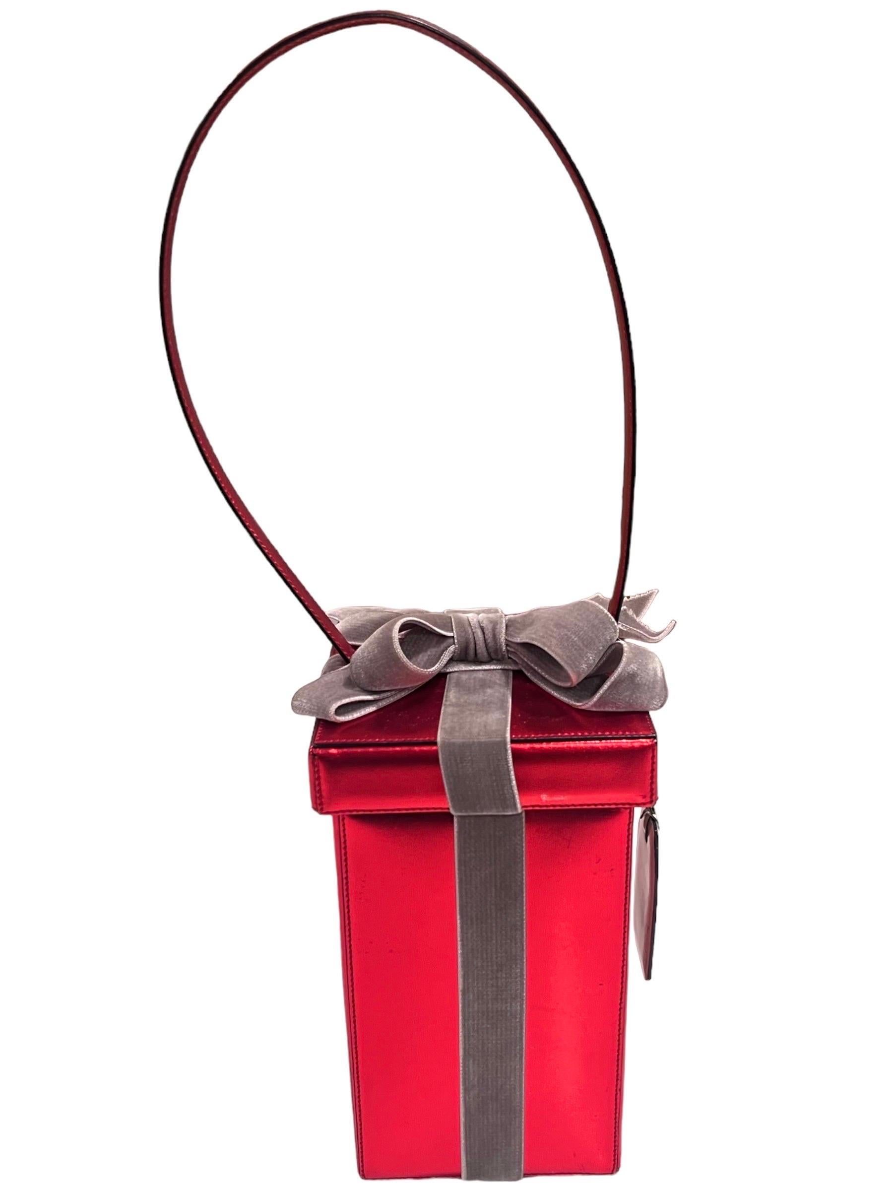 Moschino Vintage Red Present Gift Box en cuir Bon état à Concord, NC