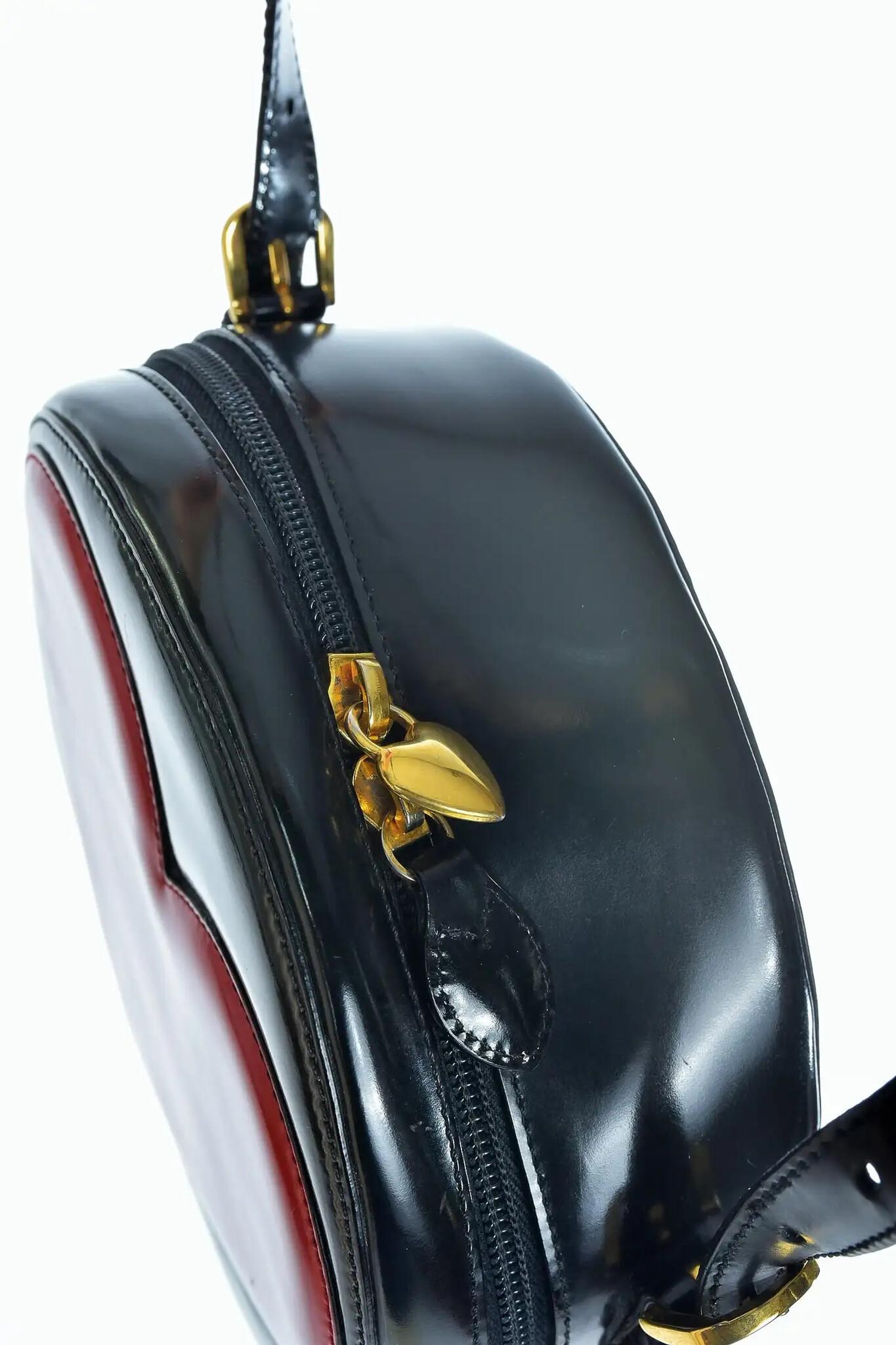 Moschino Vintage Redwall Black Leather Red Heart Round Messenger Bag For Sale 6