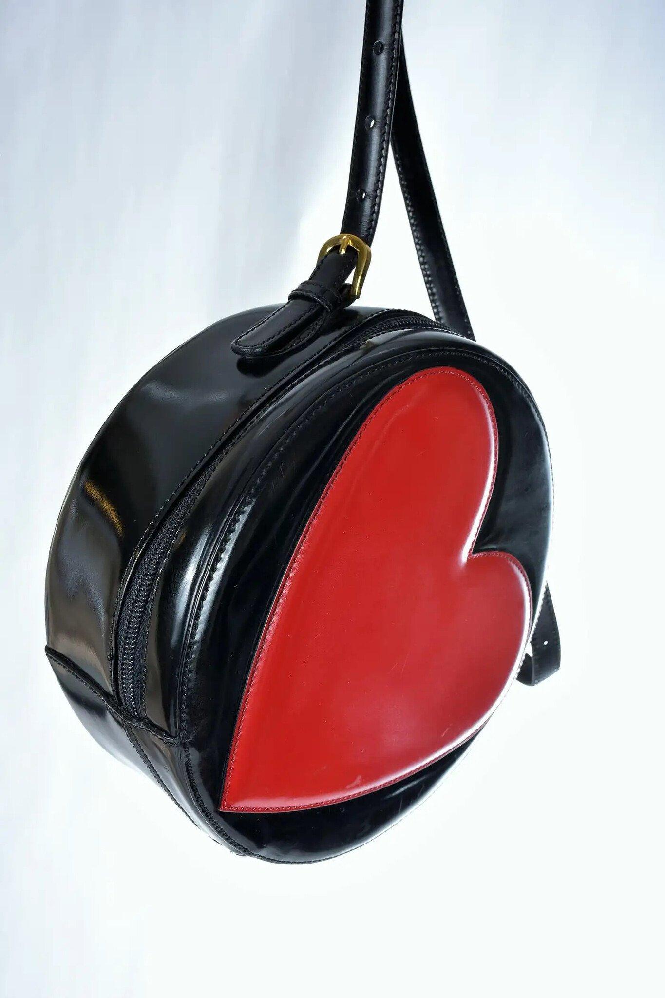 Moschino Vintage Redwall Black Leather Red Heart Round Messenger Bag For Sale 7