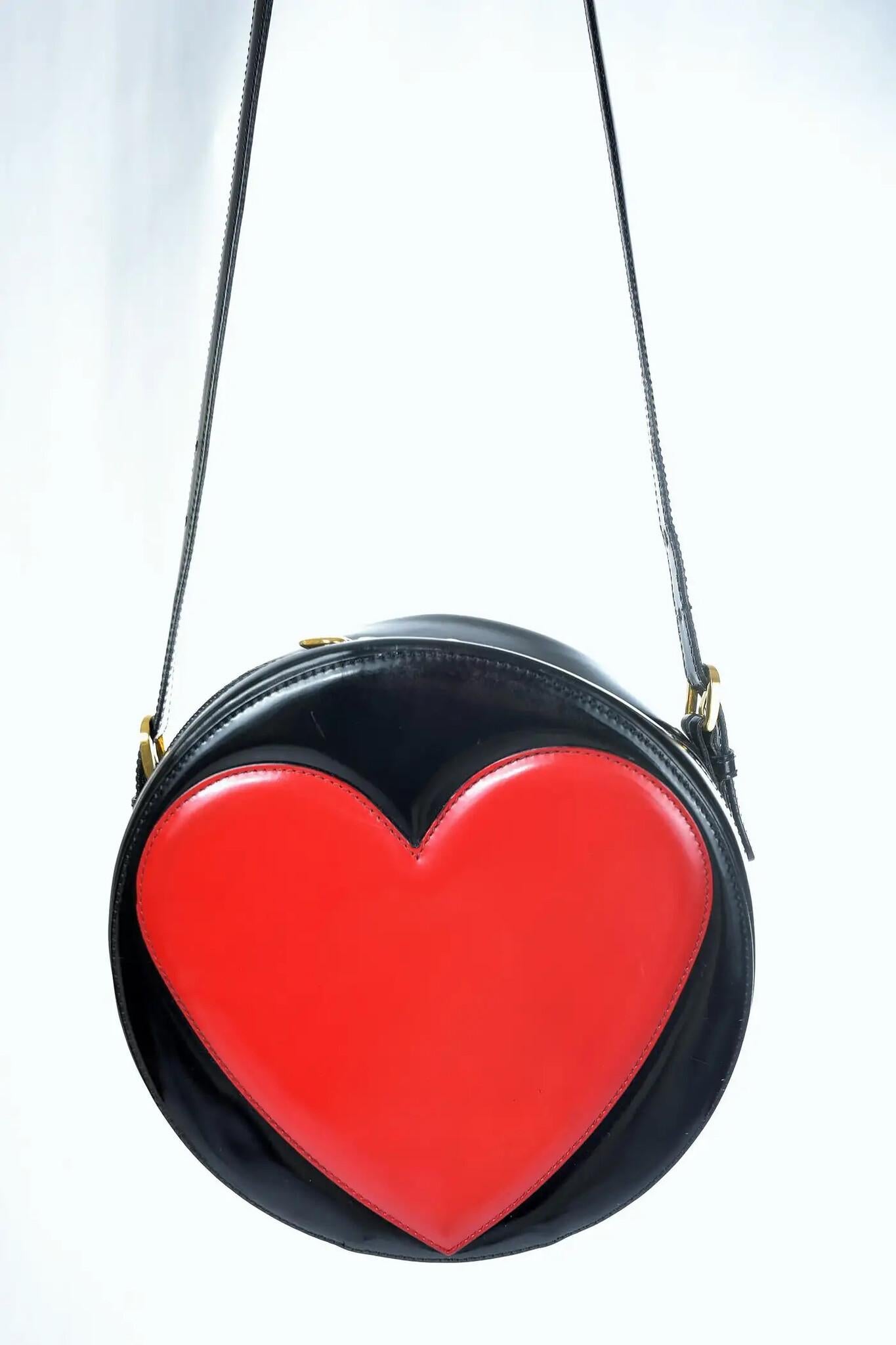 Moschino Vintage Redwall Black Leather Red Heart Round Messenger Bag In Good Condition For Sale In Montreal, Quebec