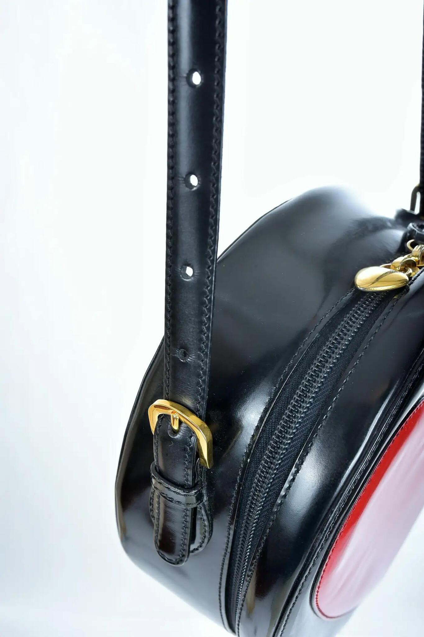 Women's Moschino Vintage Redwall Black Leather Red Heart Round Messenger Bag For Sale