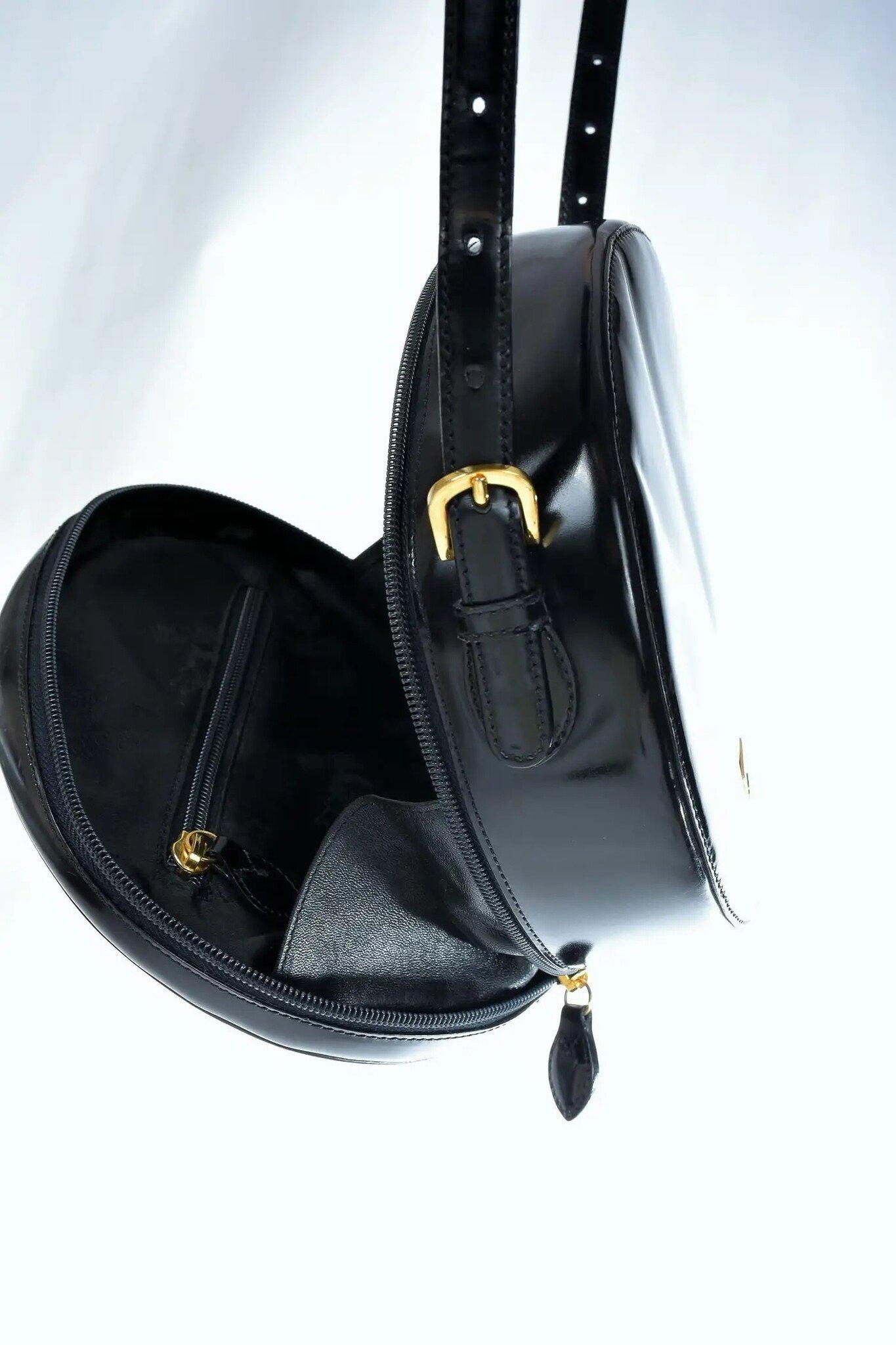 Moschino Vintage Redwall Black Leather Red Heart Round Messenger Bag For Sale 1