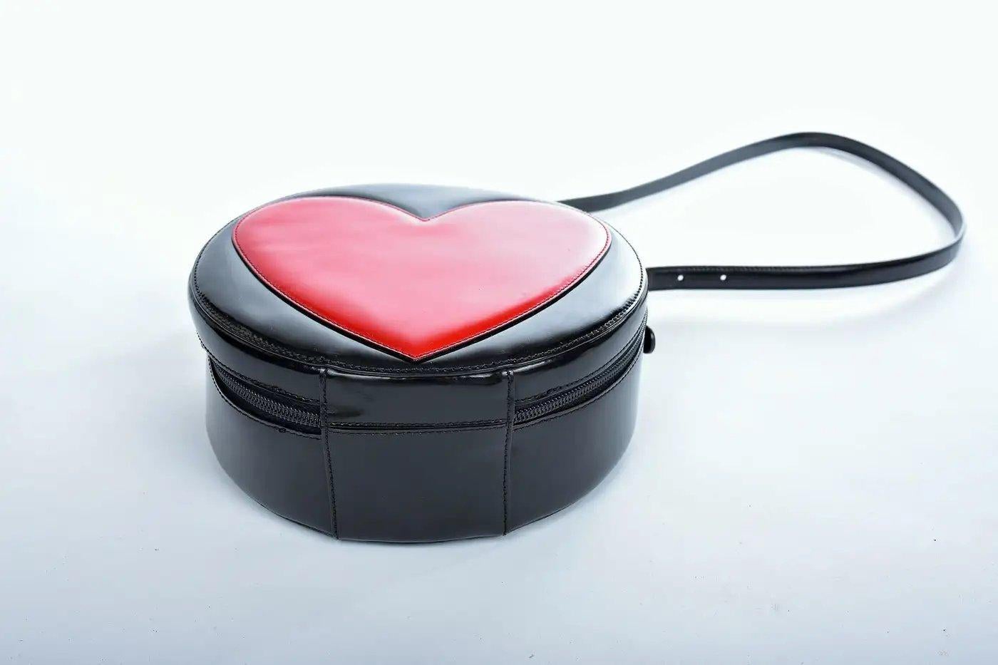 Moschino Vintage Redwall Black Leather Red Heart Round Messenger Bag For Sale 2
