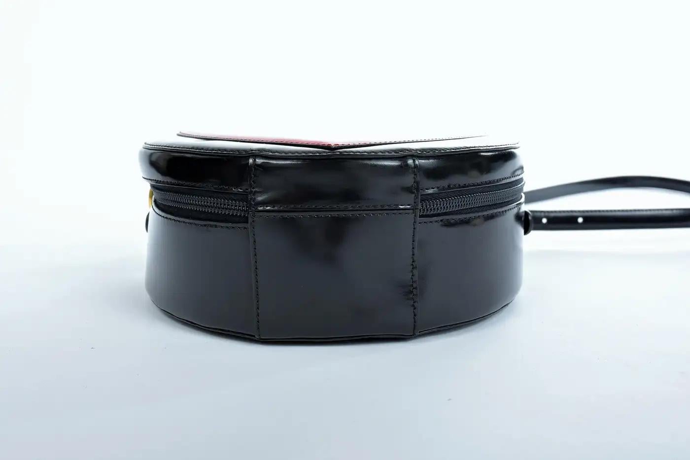 Moschino Vintage Redwall Black Leather Red Heart Round Messenger Bag For Sale 3