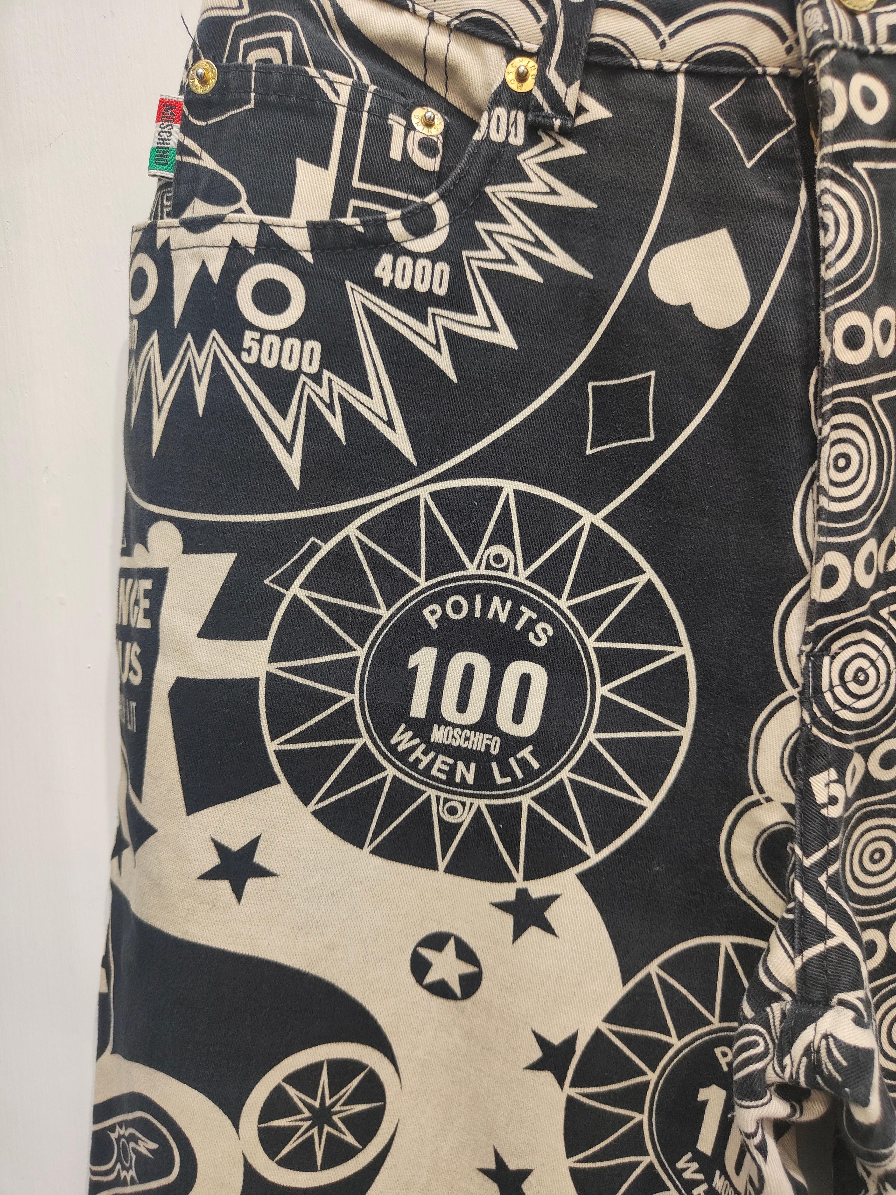 Pantalon vintage de la collection Collectional S de Moschino
Entièrement réalisée en Italie en taille 40
Composition : 100% coton
mesures : 70 taille, 99 longueur  en CM