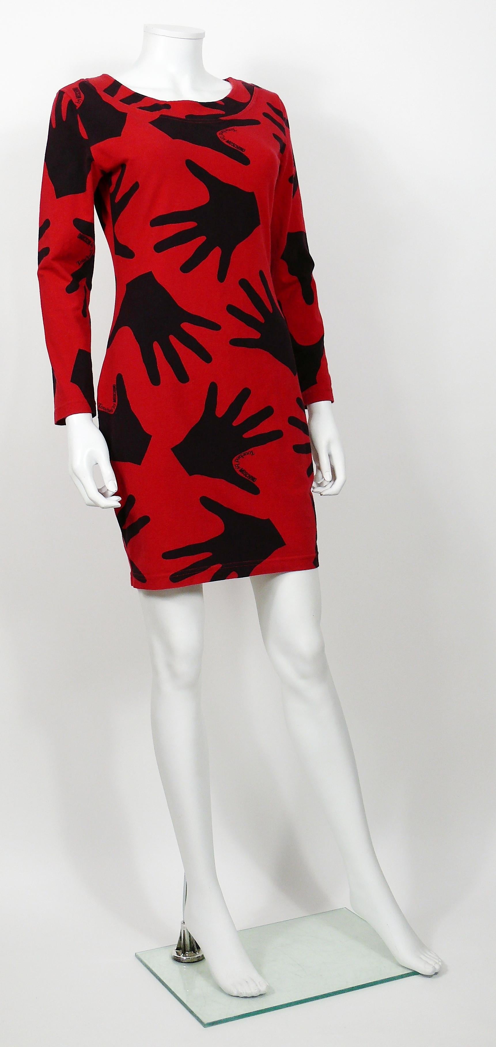 Rotes Vintage-Minikleid von MOSCHINO mit schwarzem Handprint und der Aufschrift 