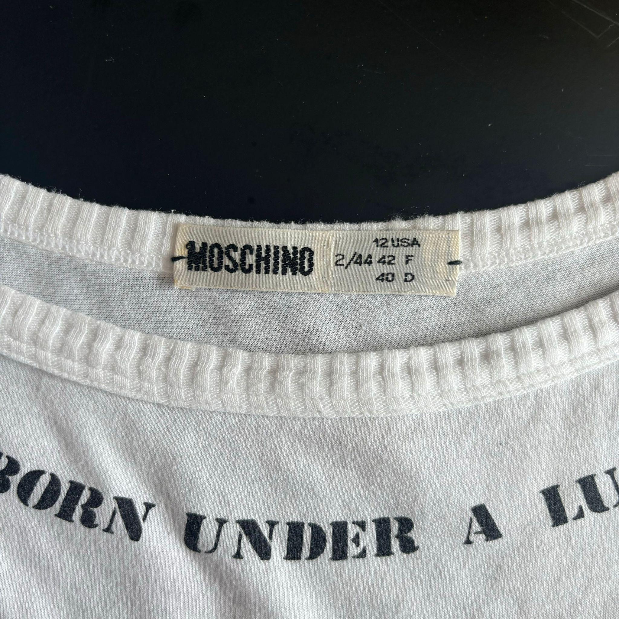 Moschino Vintage White Tank Top - Bold Grafik 'Born Under a Lucky Star' - Größe im Angebot 1