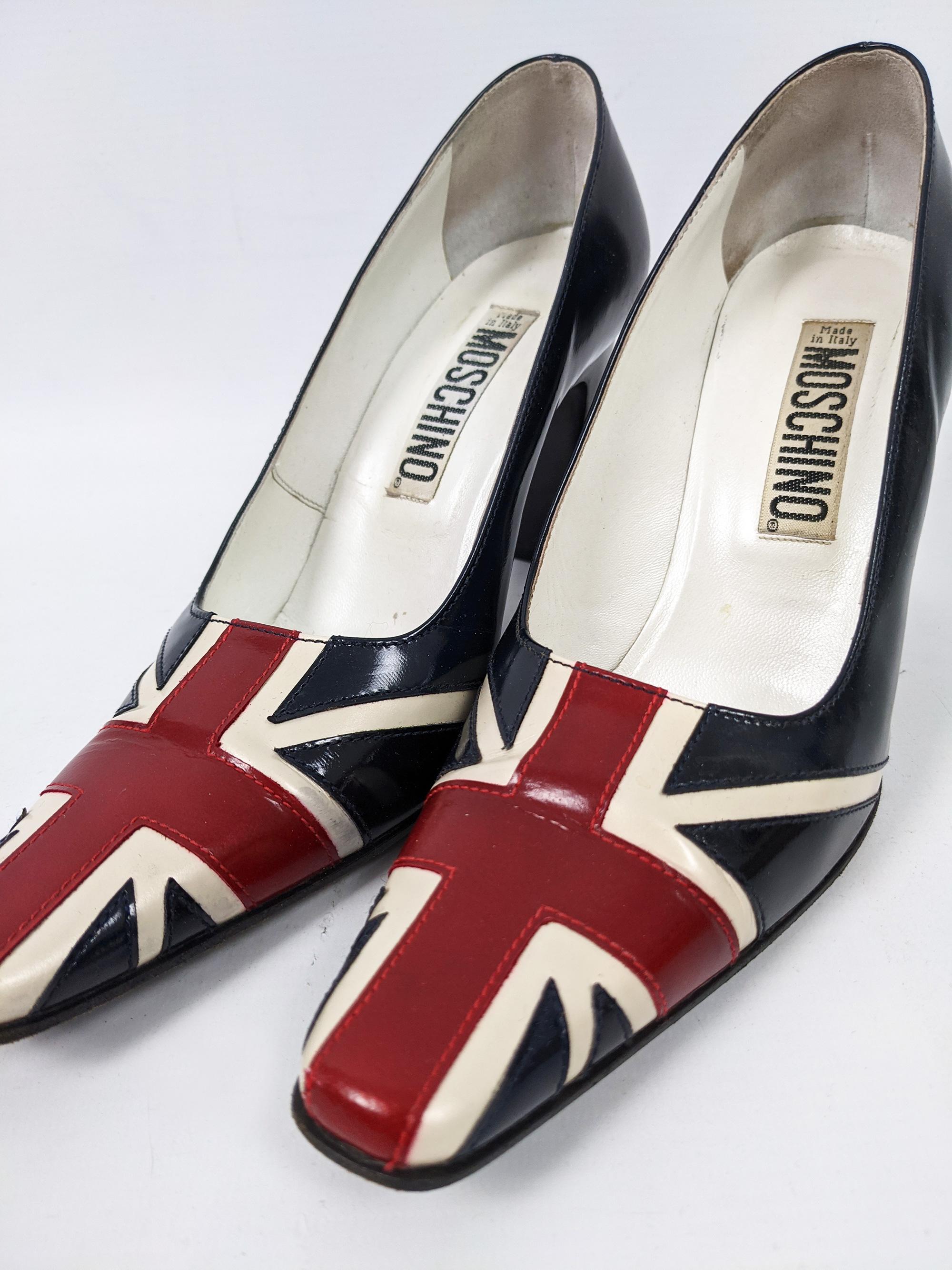 Gray Moschino Vintage Womens British Flag Heels Pumps Shoes, Spring 1998 IT 35 For Sale