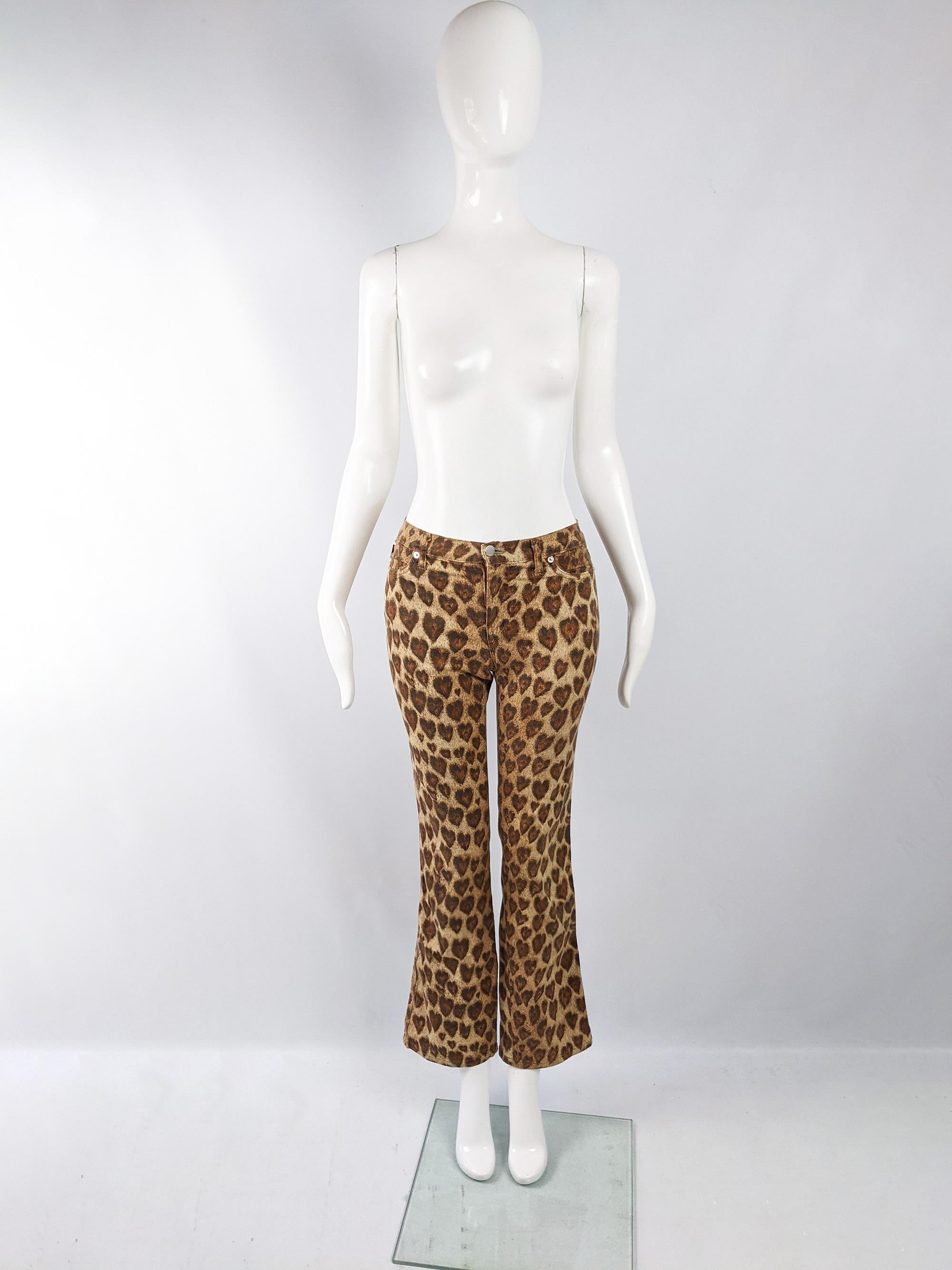 Un increíble par de vaqueros vintage Moschino Jeans de los años 90. En una mezcla de algodón y elastano con un estampado digital de corazones de amor por toda la prenda al estilo de un animal print. 

Talla: Marcada 26