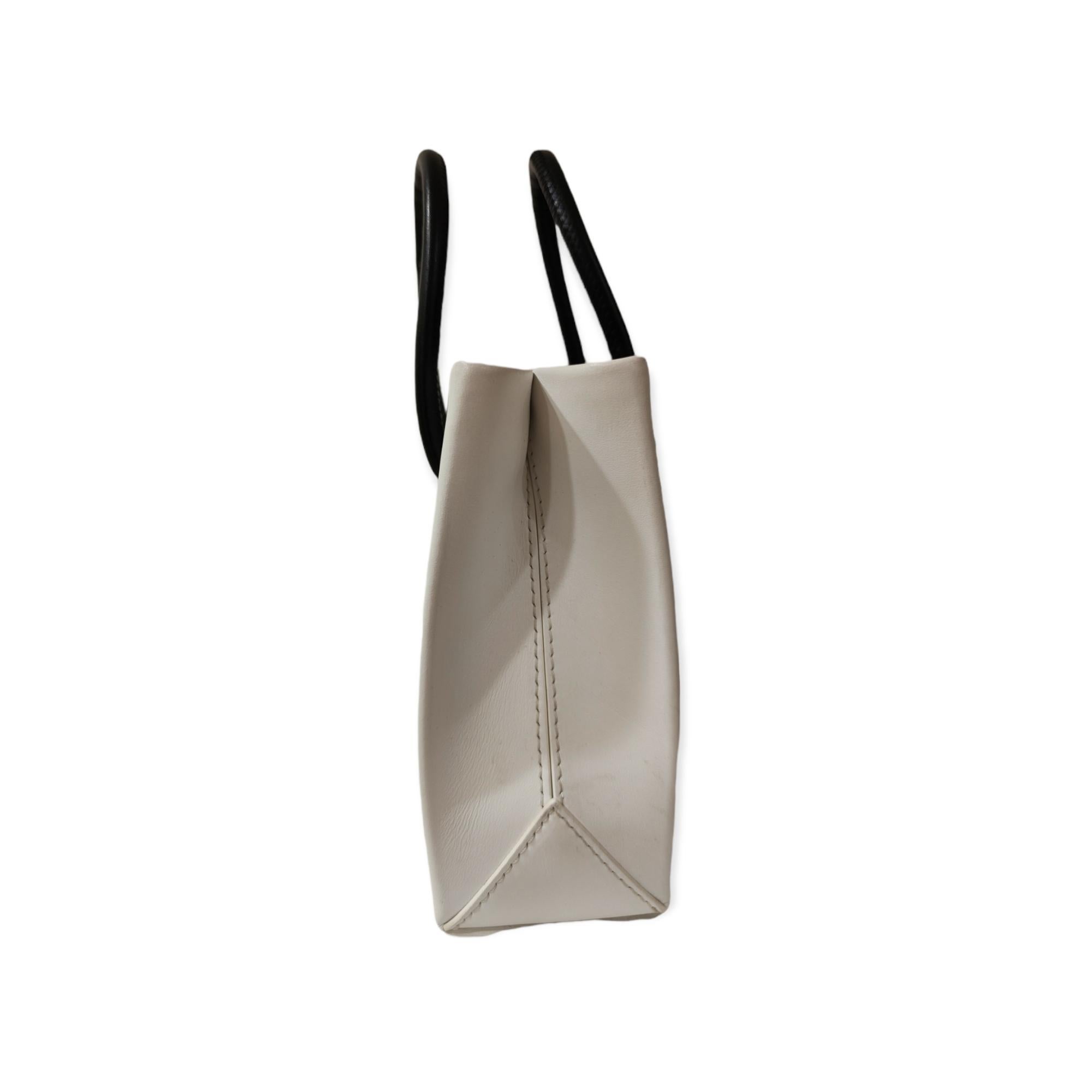 Moschino White and Black leather small shoulderbag handlebag
16 * 16 cm, 7 cm depth