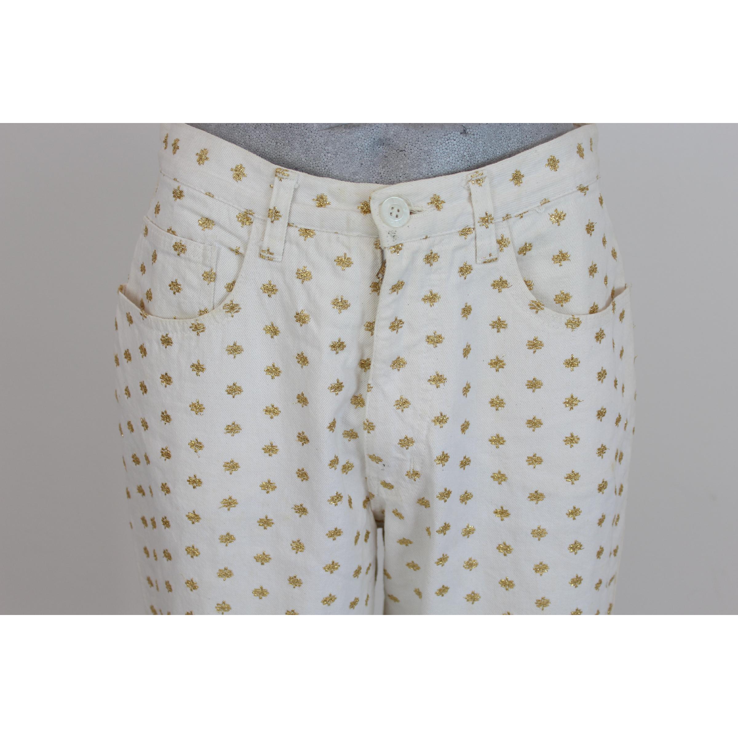 Moschino trousers like jeans, white with golden patterns, 100% cotton. Pockets on the sides. Good vintage condition. Made in Italy.

Size 46 It 14 Us 12 Uk

Trouser length: 103 cm
Pant waist: 36 cm
Hem: 15 cm