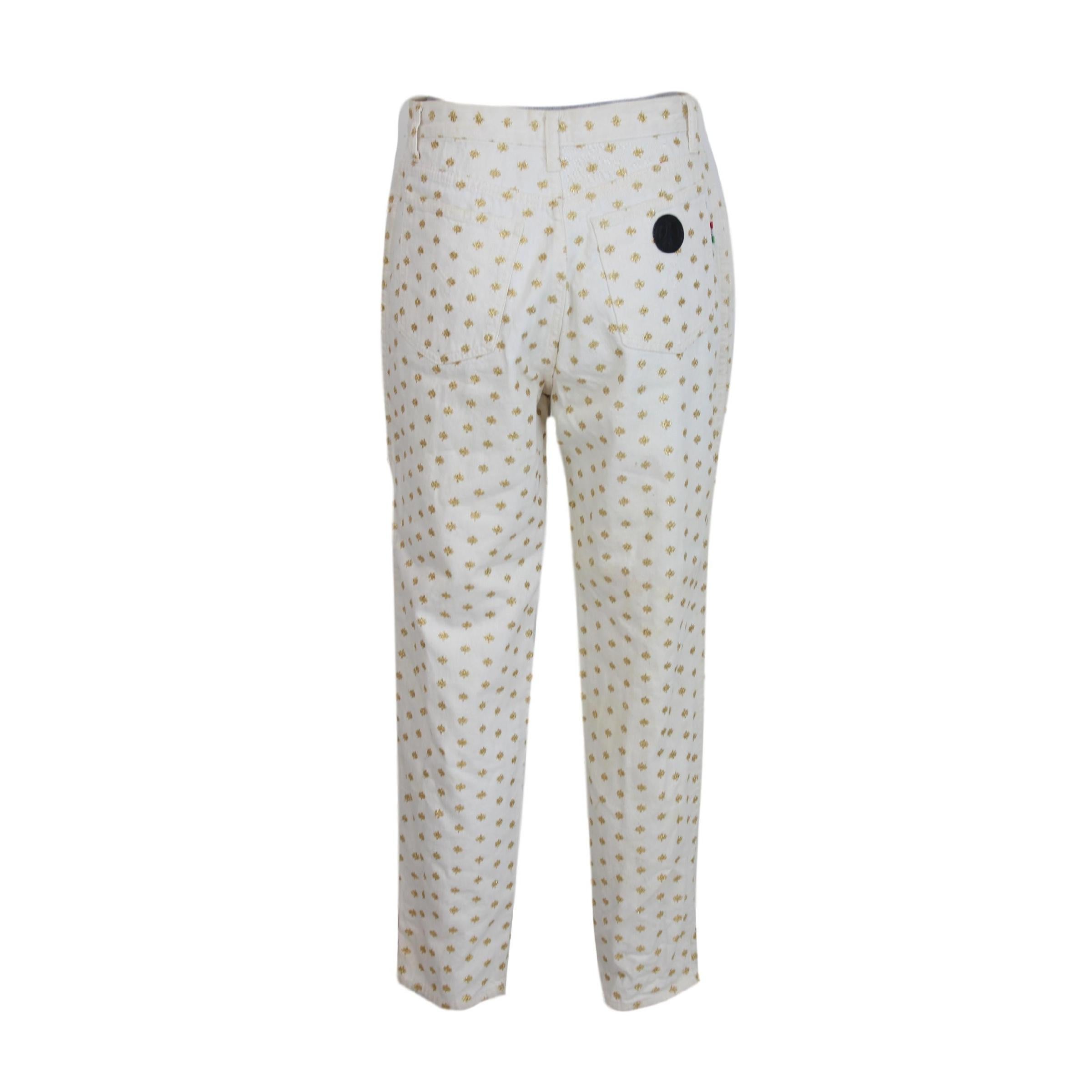 Moschino - Pantalon taille haute à fleurs en denim de coton blanc et or Pour femmes en vente