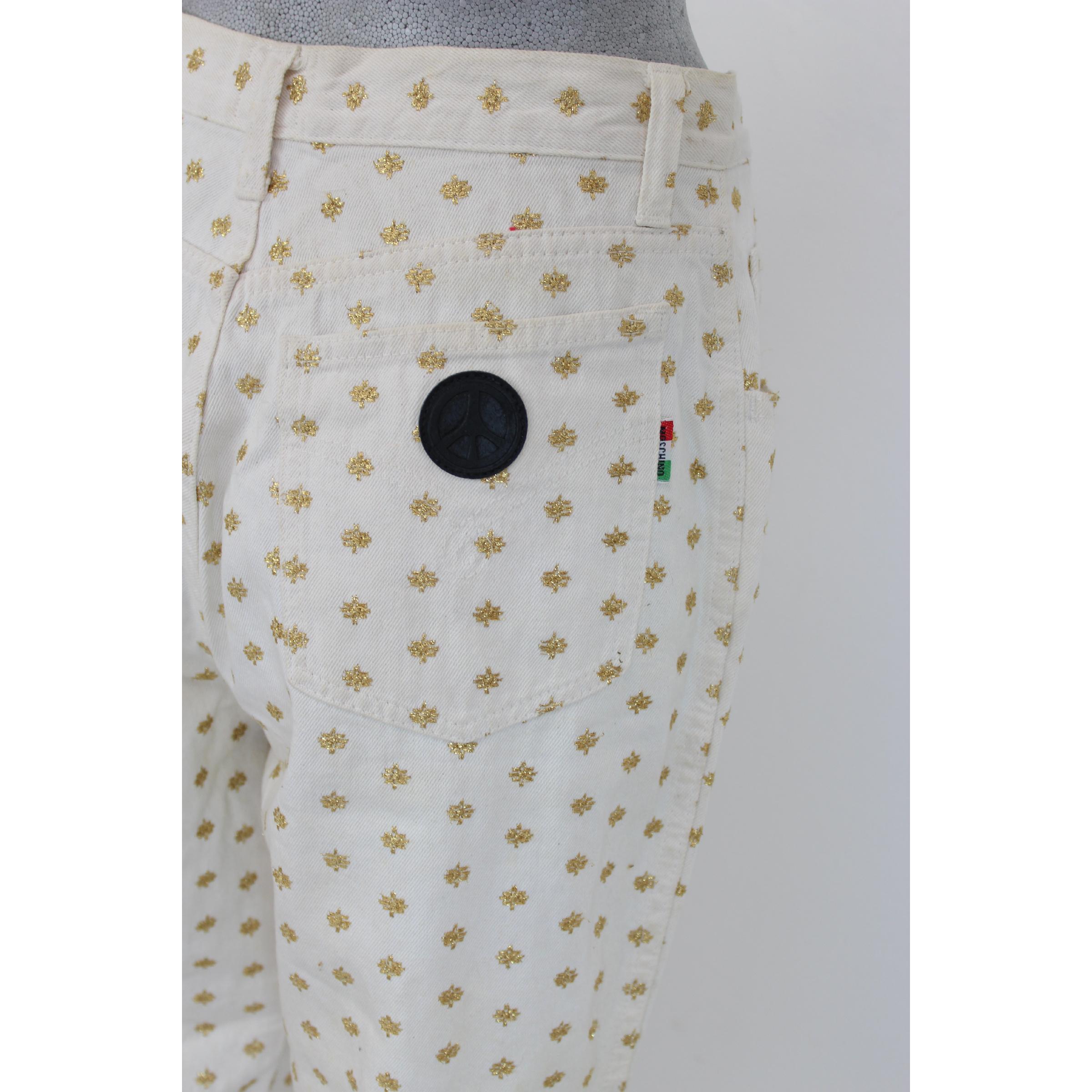 Moschino - Pantalon taille haute à fleurs en denim de coton blanc et or en vente 2