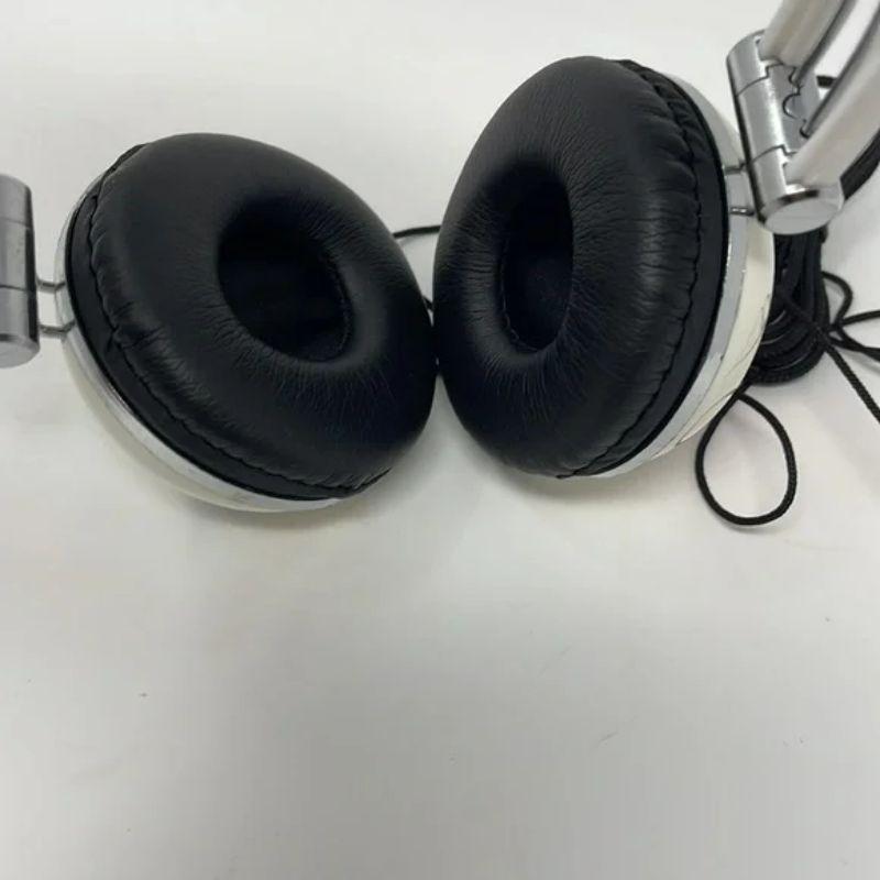 Moschino Weiße Herz Friedensschild-Kopfhörer im Zustand „Gut“ im Angebot in Los Angeles, CA