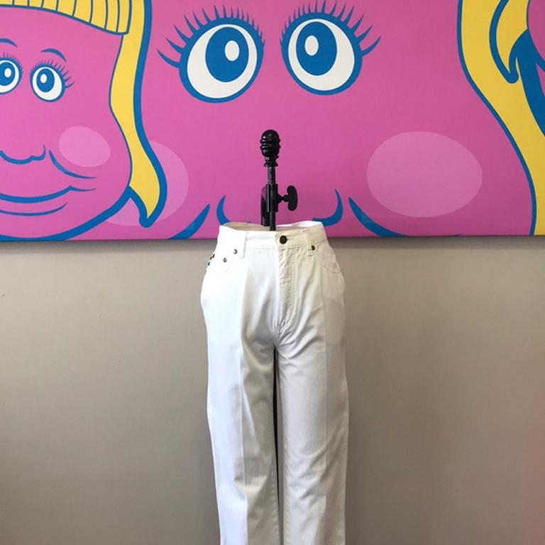 Moschino white high waist vintage mom jeans

Classic High Waist Jeans by Moschino Jeans in white. Back on trend! Great for summer with a classic white tank top and cool belt and wedges. Be retro cool wearing these jeans, probably from 1980s. Brand