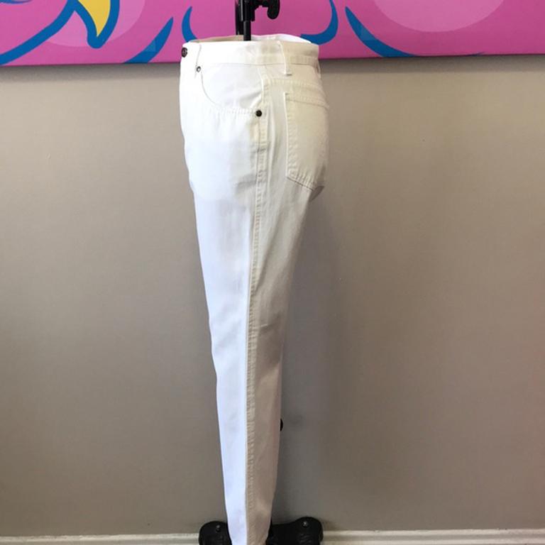 Moschino White High Waist Vintage Mom Jeans In Good Condition For Sale In Los Angeles, CA