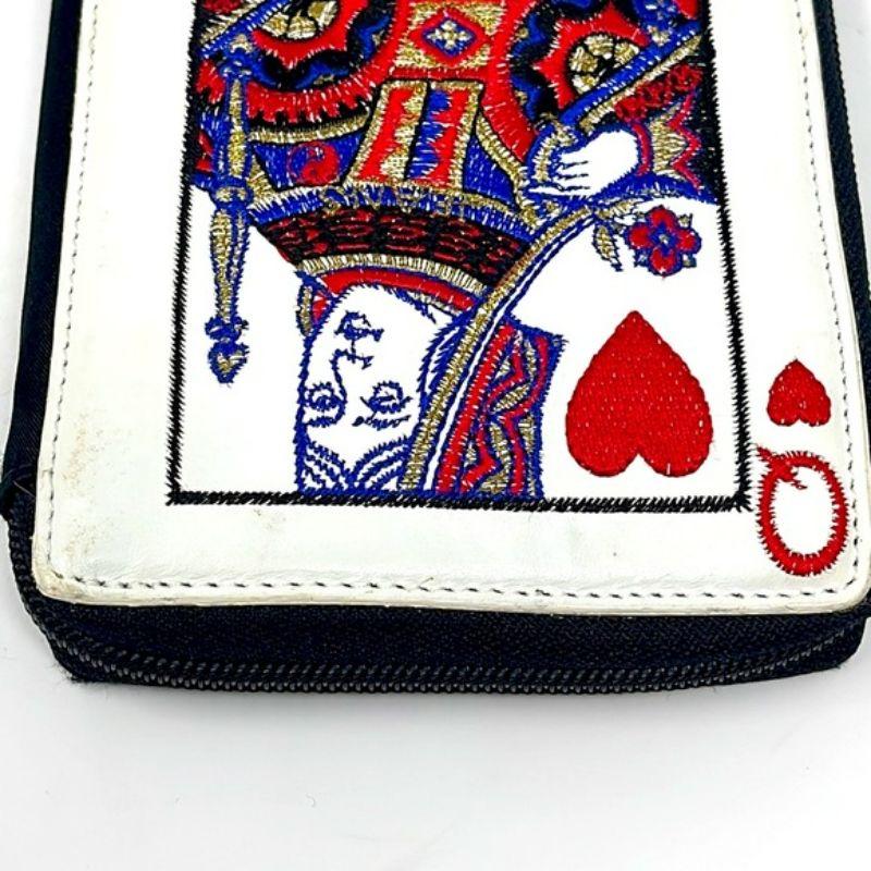 Moschino white red queen of hearts card leather / fabric clutch

Be retro cool using this vintage wallet clutch by Moschino with the queen of hearts on the front. Clean inside. Leather outside with is embroidered.

Size
Across front - 4 1/2 in.
Top