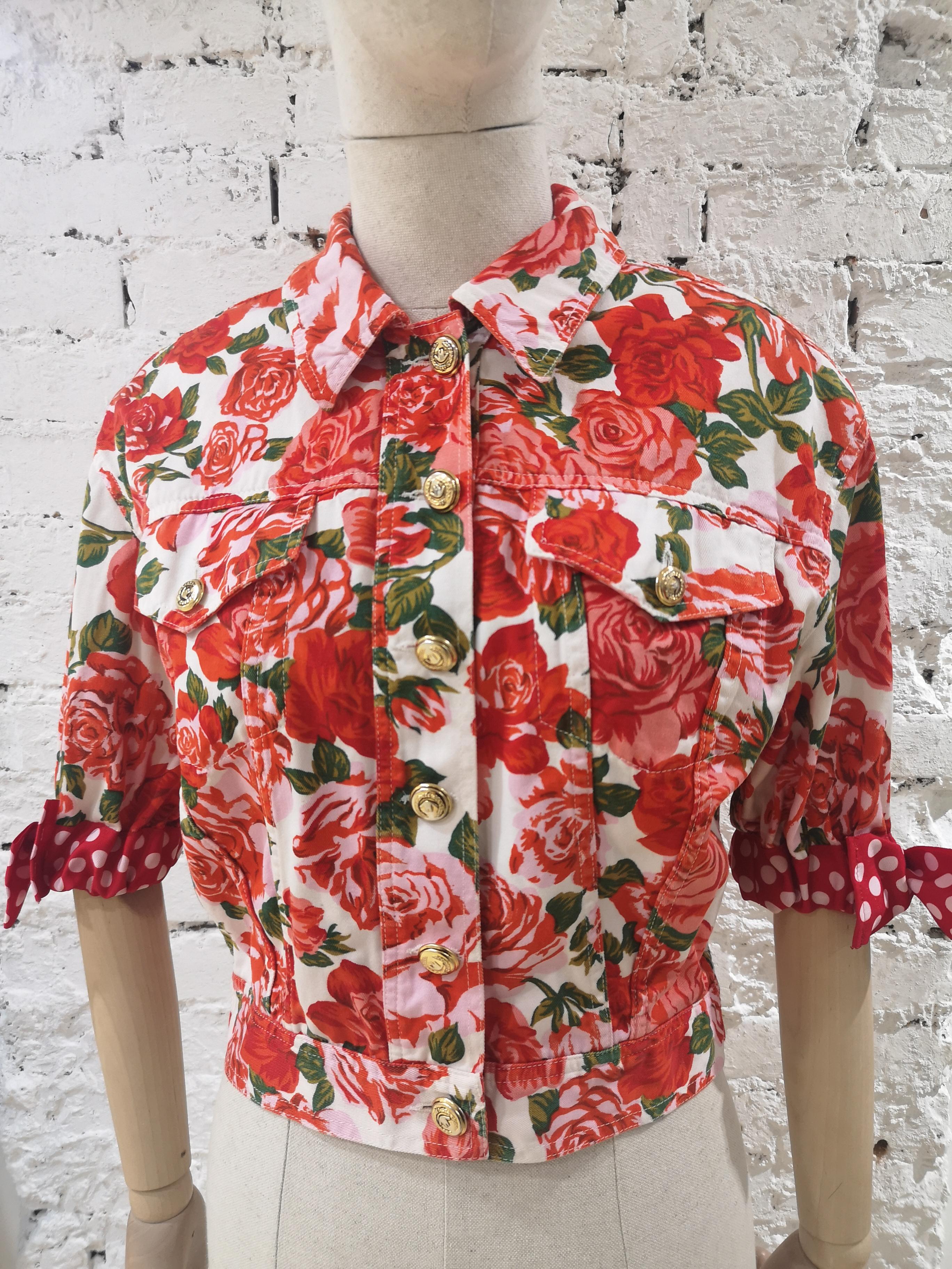 Moschino white red roses cotton jacket
totally made in italy in cotton
short sleeve
size 44
total lenght 49 cm
shoulder to hem 27 cm