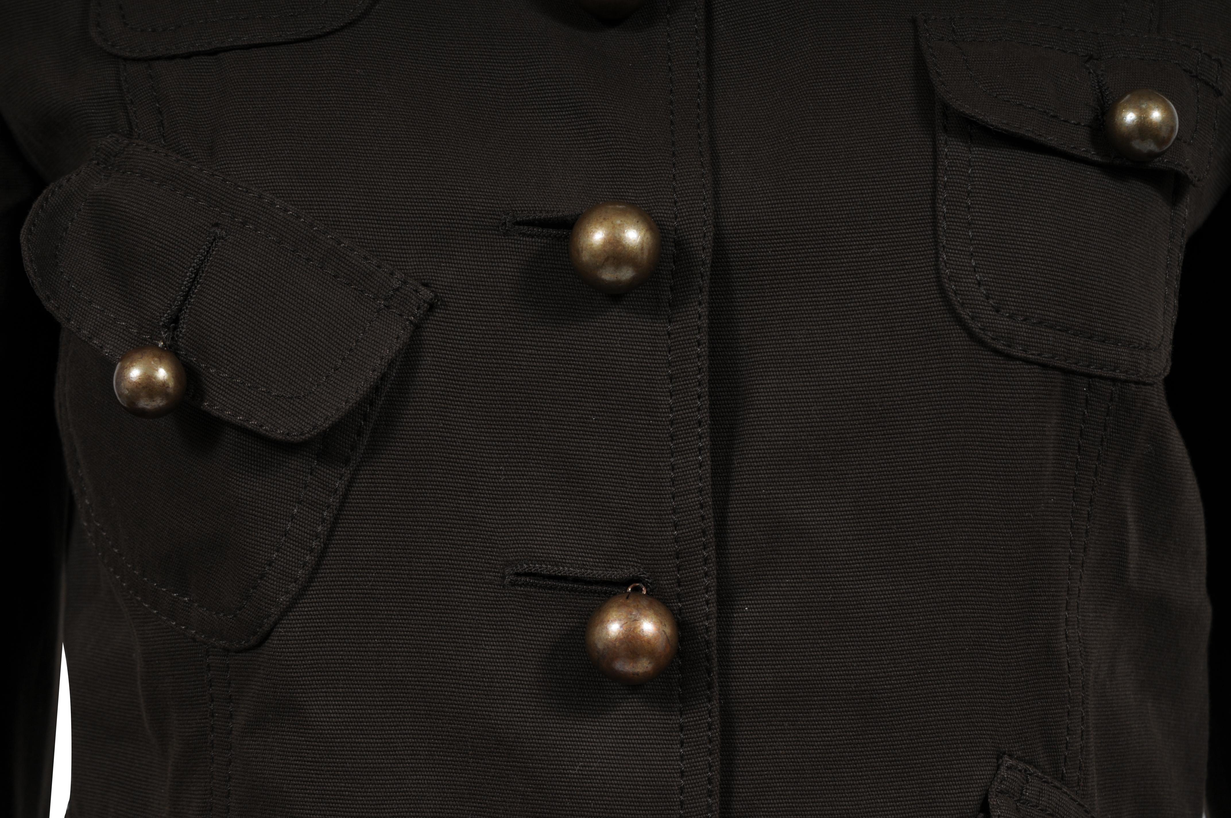 - Olivgrünes Äußeres

- Tagged Größe 8 

- Hergestellt aus 80% Baumwolle 20% Wolle



Bedingung: 

Die Jacke ist in insgesamt anständigen Zustand hat einige lose Knöpfe, die eine Näherin kann leicht wieder festziehen



Abmessungen: ( Ungefähr in