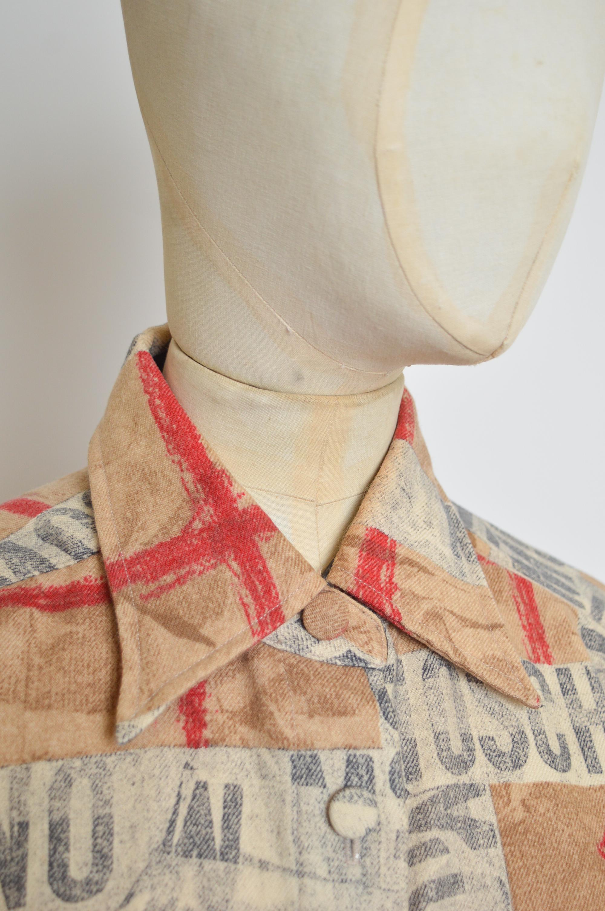 Beige Moschino Laine 1990 bouton vers le bas chemise à manches longues avec sortilèges Shaket en vente