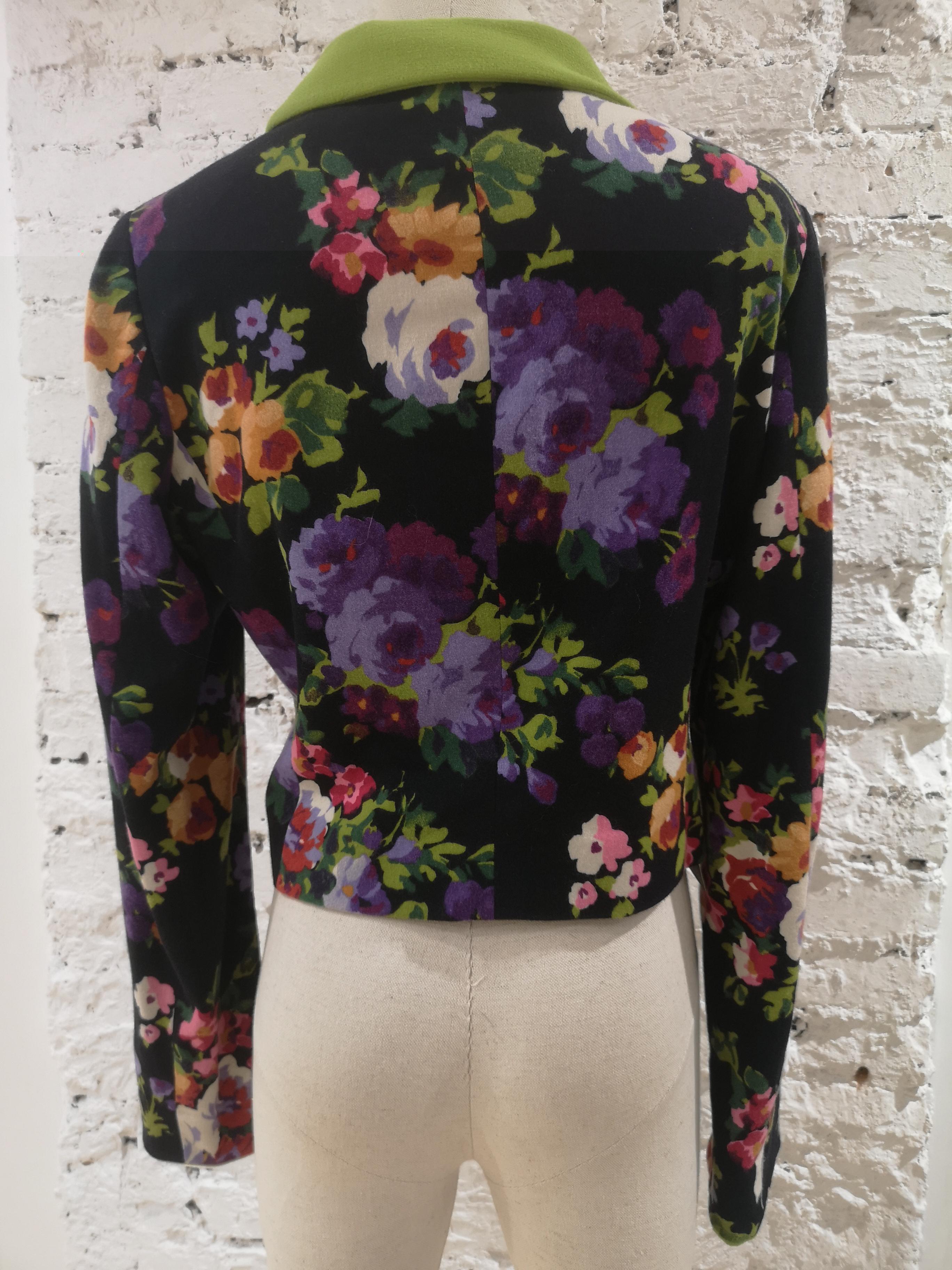 Moschino wool flowers jacket
totally made in italy in size 46
Fits smaller
total lenght 49 cm
shoulder 42 cm
shoulder to hem 68 cm 