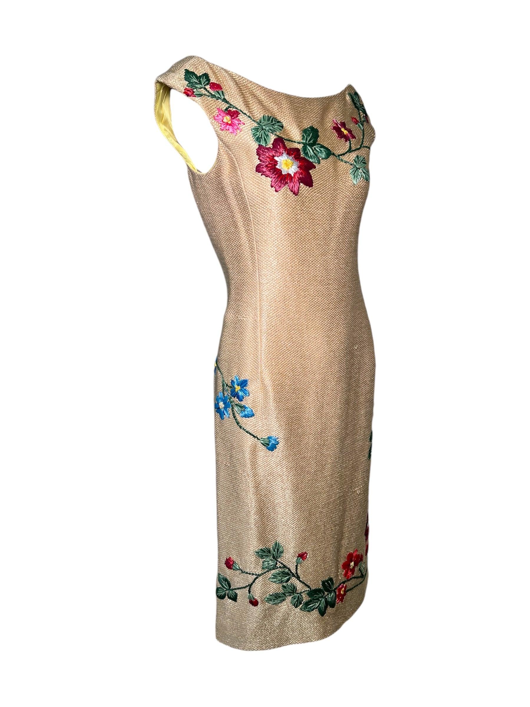 Moschino schafft es wieder, Klassiker kreativ zu interpretieren. Hier haben wir eine von den 50er Jahren inspirierte Wackelkleider-Silhouette in einem unerwarteten Stoff: RAFFIA!  Wie bezaubernd ist dieses gewebte Bodycon-Kleid aus geblümtem
